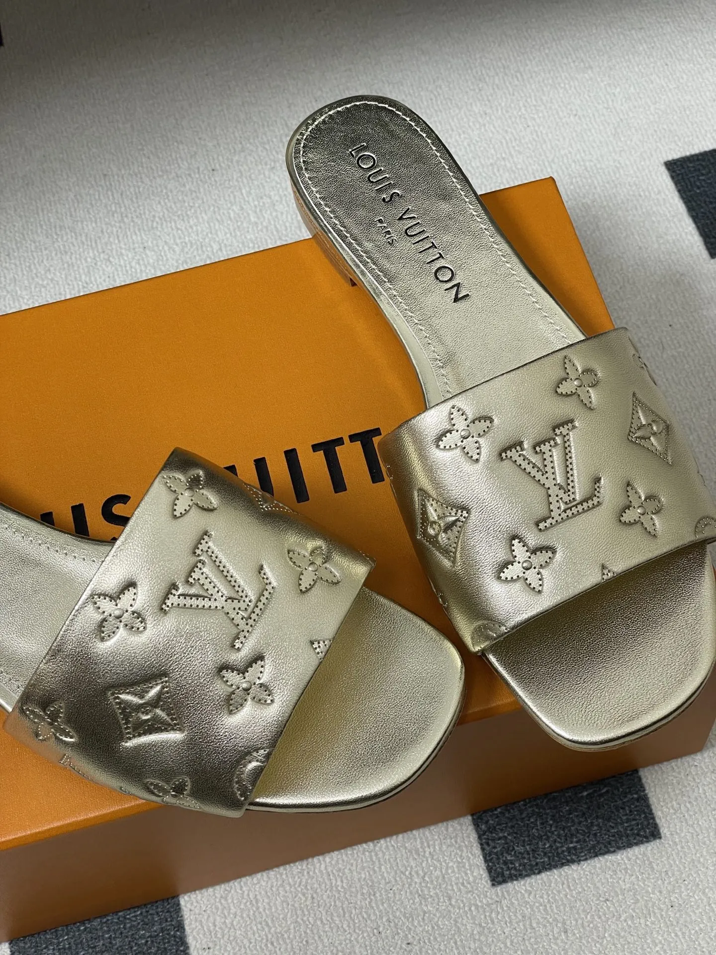 p260- 26Ss春夏新款Louis vuiteeon 路易威登LV 6AM凉拖鞋小猫跟拖鞋字母压印一字带平底拖鞋 本款6AM凉拖取材粒面牛皮革,以饰压印筑LV字母和Monogram花卉,令宽幅鞋面闪烁金属莹泽。妩媚小猫跟和柔软皮革外底完善整体。 鞋面:牛皮 内里垫脚:羊皮 鞋底:意大利真皮大底 跟高:平底/5.5cm 码数:35-39(40.41.42定做不退换)