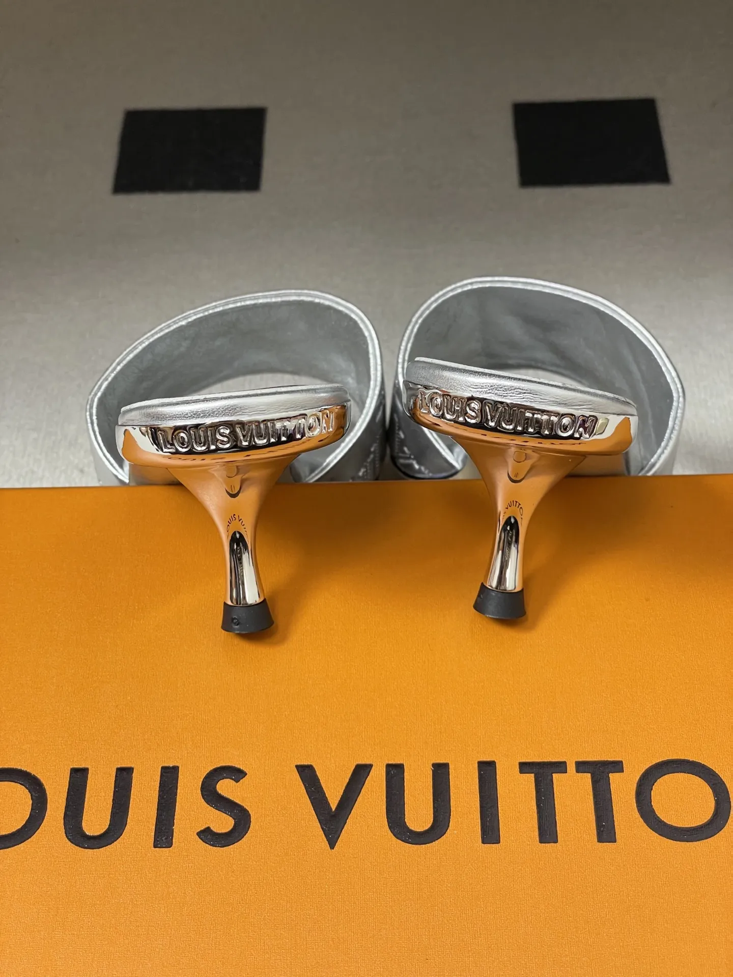 p260- 26Ss春夏新款Louis vuiteeon 路易威登LV 6AM凉拖鞋小猫跟拖鞋字母压印一字带平底拖鞋 本款6AM凉拖取材粒面牛皮革，以饰压印筑LV字母和Monogram花卉，令宽幅鞋面闪烁金属莹泽。妩媚小猫跟和柔软皮革外底完善整体。 鞋面：牛皮 内里垫脚：羊皮 鞋底：意大利真皮大底 跟高：平底/5.5cm 码数：35-39（40.41.42定做不退换）