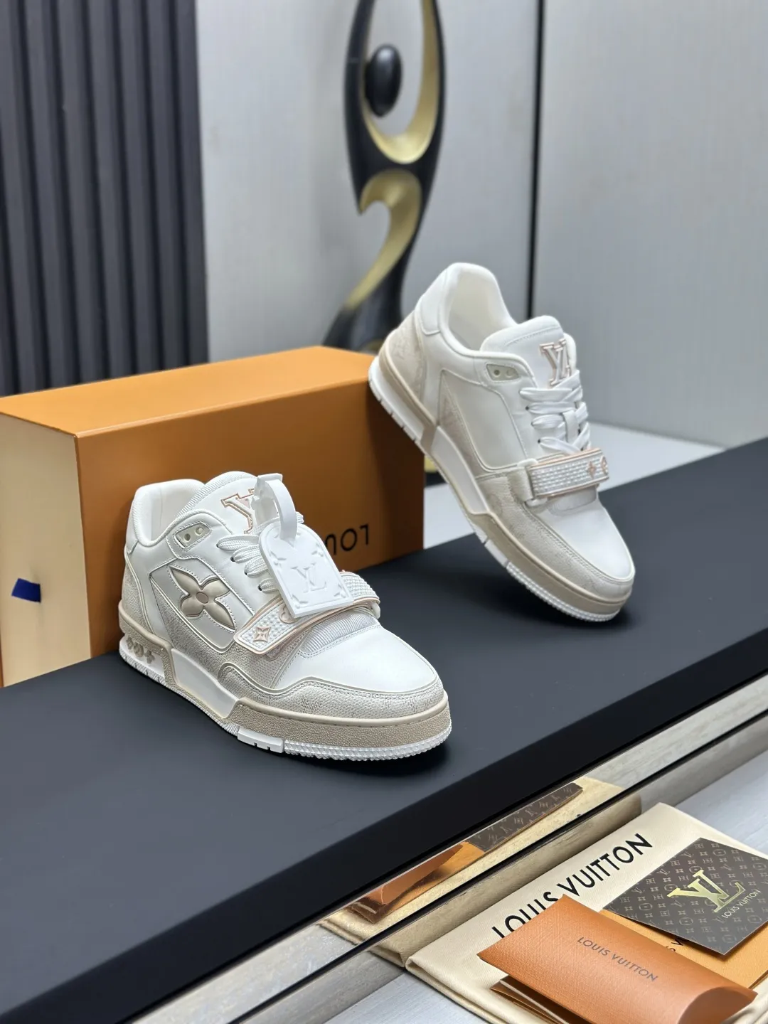 工厂直销&yen;300💰顶级版本 LV-路易威登-经典走秀新款 空胶工艺&middot;原版1：1开发复刻！！上脚非常舒适 奢侈用料，做工精细，中底印有欧洲制造英文字母 鞋面由意大利进口小牛皮拼接，侧边饰有品牌LOGO标志及签名，最新乳胶垫脚➕网布内里，脚感超舒适。原厂特供原版双色TPU组合大底。套包工艺 固特异缝合锁边 面料:独家定制头层牛皮 配件:独家私模Vuitton 标识， 内里:定制丝滑网里-头层丝绸牛皮内里 大底:TPU组合大底耐磨防滑防黄 垫脚:新款乳胶垫-网纱吸汗 专柜工艺:全电脑针车拉线 鞋头 后套 冷热定型 全套拉帮套楦中低logo花纹 专柜包装 -鞋带 证书 卡片 说明书 合格证 防尘袋 全网最齐包装 女款35-40男款38-46（38/46订做不退换！