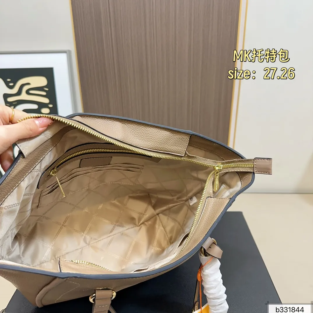 💰160 配盒⚠️尺寸27.26 MK tote托特包 很好打理还耐磨! 经典大方,显得整个人气质upup🔝 通勤or逛街 背它准没错 怎么搭 都好看,人称神仙包💃