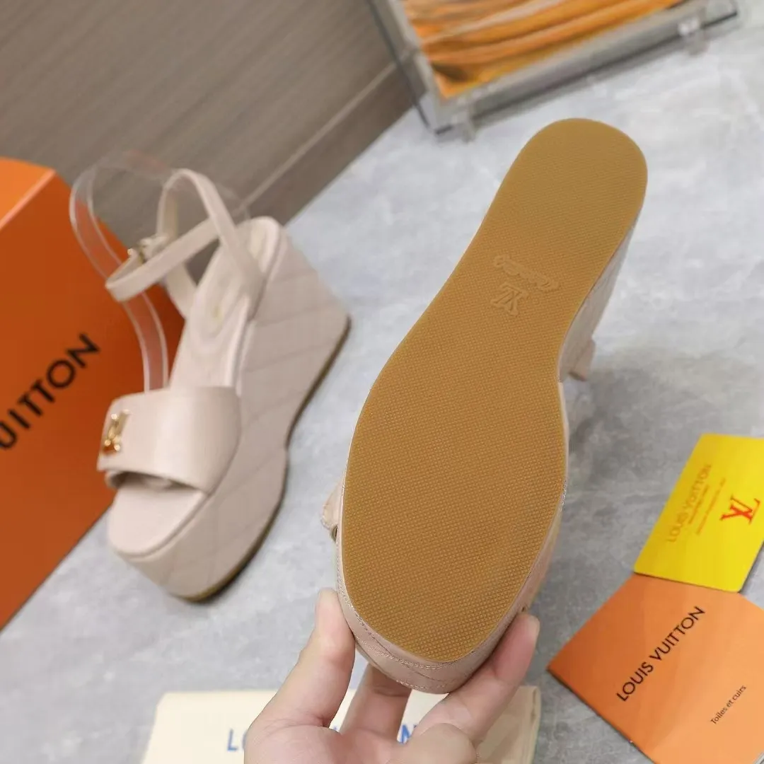 🔥🔥🔥顶级版本260💰💰 💯💯💯Lv最新恨天高 坡跟水台凉鞋 ⚡️2025夏季最新款Louis Vuitton/路易威登女款LV字母高跟凉鞋,此款V家凉鞋背面的Shake开放式臀部设计由进口小牛皮制成,大胆设计的色彩呈现,完美提升其现代线条,以其标志性的V行宽跟和带有品牌字母的精致细节而著称,灵感来自Twist包的标志性开舍,永恒的路易威登签名优雅 2025夏季女神们的夏季必备款, 原版复刻,脚感超舒适。尽显女王气质 鞋面:进口小牛软皮+LV字母装饰, 内里:进口羊皮 垫脚:进口羊皮垫脚, 大底:原版开模TPR大底 跟高:9CM 标准码:35-42(41 42码订做 不退不换) 配原版抽屉盒