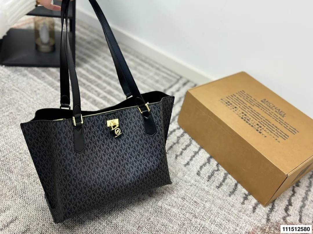 P170配盒⚠️尺寸34.25 MK 托特包 Mk应该算是轻奢品牌中质量最好的了,十分耐操,而且他家包包的设计一点也不会比大牌差,重点是还是咱家幂幂代言的哦。性价比极高,材质,设计都极好。低调的标志加上大气的外形设计,非常适合职场女性,低调又独立。