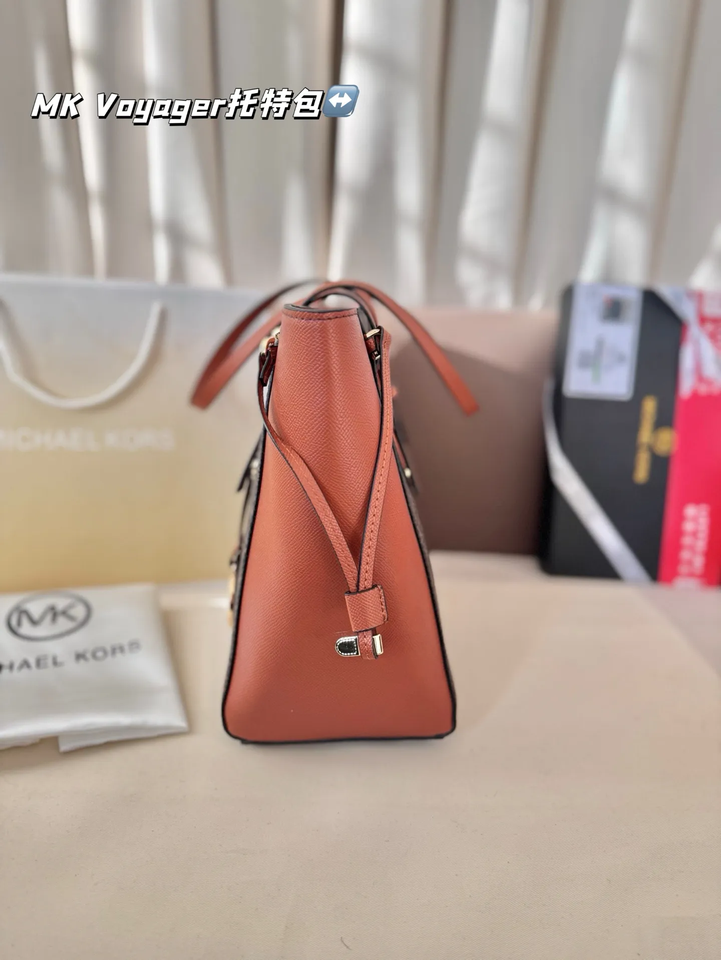 P165 配盒子 MK Voyager托特包 特别适合宝妈,或者日常通勤,巨能装。可以放下平板,平板电脑,短途旅行可以直接放几套衣服啥的,比较实用。尺寸:32*5*25