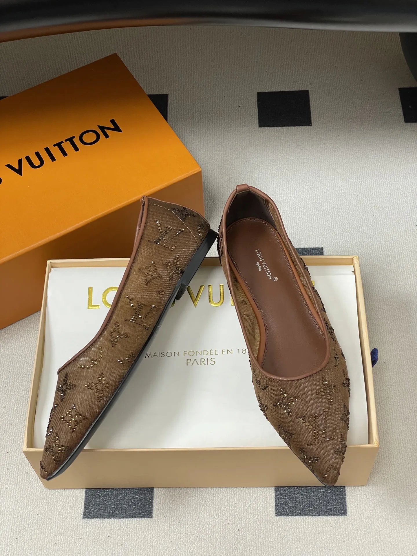 p260- 25ss夏季新款 LOUIS VUITTON 路易威登 LV 网纱钻面仙女鞋网面烫钻平底单鞋 Bing...Bling...✨网纱水晶钻• 鞋面采用了透气的网纱材质,这种材质不仅能让脚部在穿着时保持相对透气舒适,同时也让鞋面上的水钻装饰更加醒目亮眼;内里羊皮,贴合脚部肌肤,提升穿着的舒适体验! 尖头的设计能够拉长脚部线条,让脚部看起来更加纤细优雅,平底的设定则保证了穿着时的舒适度与行走的便利性,适合日常长时间穿着或者搭配较为正式、休闲的服装造型。 鞋面:定制网面镶烫澳洲水钻 内里垫脚:羊皮 鞋底:意大利A级真皮大底 跟高:平底/8.5cm 码数:35-39(40.41定做不退换)