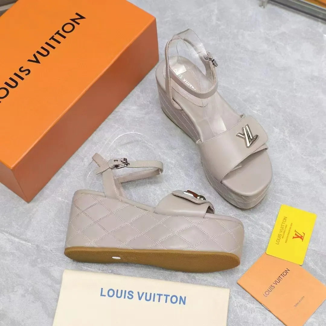 🔥🔥🔥顶级版本260💰💰 💯💯💯Lv最新恨天高 坡跟水台凉鞋 ⚡️2025夏季最新款Louis Vuitton/路易威登女款LV字母高跟凉鞋,此款V家凉鞋背面的Shake开放式臀部设计由进口小牛皮制成,大胆设计的色彩呈现,完美提升其现代线条,以其标志性的V行宽跟和带有品牌字母的精致细节而著称,灵感来自Twist包的标志性开舍,永恒的路易威登签名优雅 2025夏季女神们的夏季必备款, 原版复刻,脚感超舒适。尽显女王气质 鞋面:进口小牛软皮+LV字母装饰, 内里:进口羊皮 垫脚:进口羊皮垫脚, 大底:原版开模TPR大底 跟高:9CM 标准码:35-42(41 42码订做 不退不换) 配原版抽屉盒