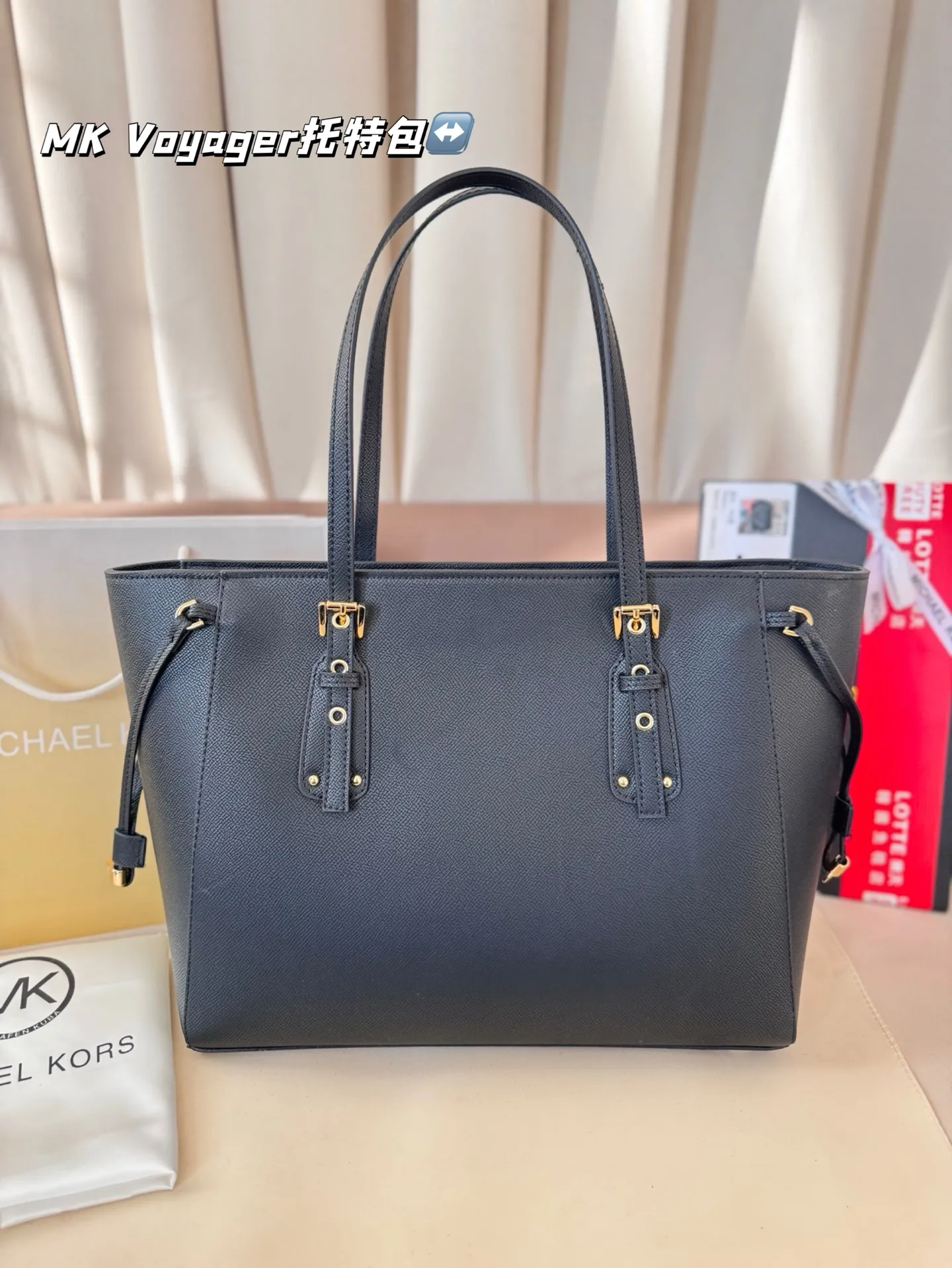 P165 配盒子 MK Voyager托特包 特别适合宝妈,或者日常通勤,巨能装。可以放下平板,平板电脑,短途旅行可以直接放几套衣服啥的,比较实用。尺寸:32*5*25