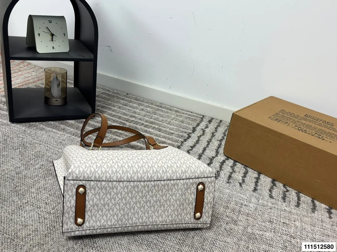 P170配盒⚠️尺寸34.25 MK 托特包 Mk应该算是轻奢品牌中质量最好的了，十分耐操，而且他家包包的设计一点也不会比大牌差，重点是还是咱家幂幂代言的哦。性价比极高，材质，设计都极好。低调的标志加上大气的外形设计，非常适合职场女性，低调又独立。