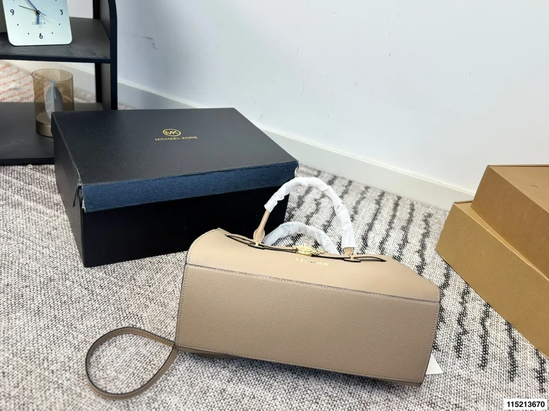 p180 配盒子 mk托特 时尚炸街 商务稳重 通通拿捏。一年四季都能打Mercer系列一直注重通勤实用!尺寸34.25