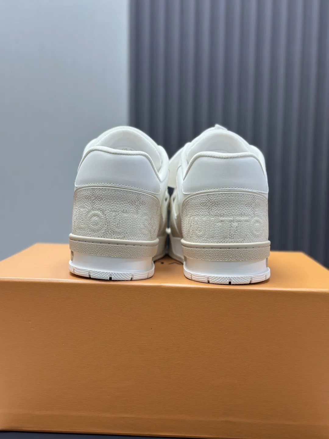 工厂直销¥300💰顶级版本 LV-路易威登-经典走秀新款 空胶工艺·原版1:1开发复刻!!上脚非常舒适 奢侈用料,做工精细,中底印有欧洲制造英文字母 鞋面由意大利进口小牛皮拼接,侧边饰有品牌LOGO标志及签名,最新乳胶垫脚➕网布内里,脚感超舒适。原厂特供原版双色TPU组合大底。套包工艺 固特异缝合锁边 面料:独家定制头层牛皮 配件:独家私模Vuitton 标识, 内里:定制丝滑网里-头层丝绸牛皮内里 大底:TPU组合大底耐磨防滑防黄 垫脚:新款乳胶垫-网纱吸汗 专柜工艺:全电脑针车拉线 鞋头 后套 冷热定型 全套拉帮套楦中低logo花纹 专柜包装 -鞋带 证书 卡片 说明书 合格证 防尘袋 全网最齐包装 女款35-40男款38-46(38/46订做不退换!