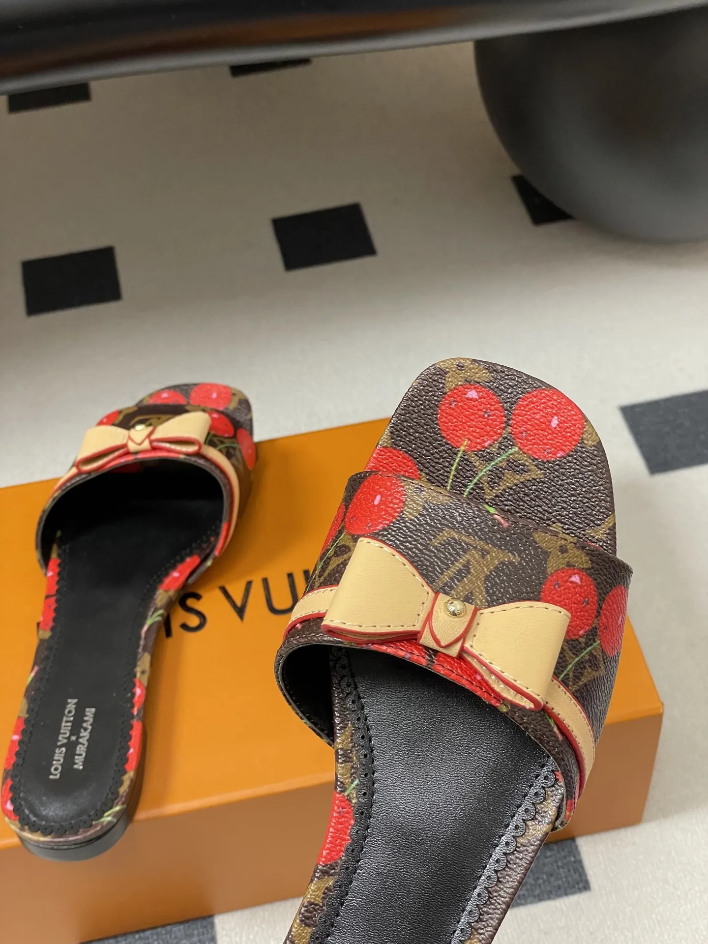 p260- 25Ss春夏新款Louis vuiteeon 路易威登 × 村上隆第三章🍒樱桃系列 LV X TM 9AM凉拖鞋老花樱桃🍒小猫跟拖鞋 小红书爆款小猫跟经典老花蝴蝶结拖鞋 路易威登×村上隆白彩联名全幅Monogram图案浸染彩虹色调,娓娓道出日本艺术家村上隆的标志性笔触。便鞋构型融入优雅小猫跟,饰钉牛皮革带再添摩登风范。 鞋面:3D打印牛皮 内里垫脚:羊皮 鞋底:意大利真皮大底 码数:35-39(40.41.42定做不退换)