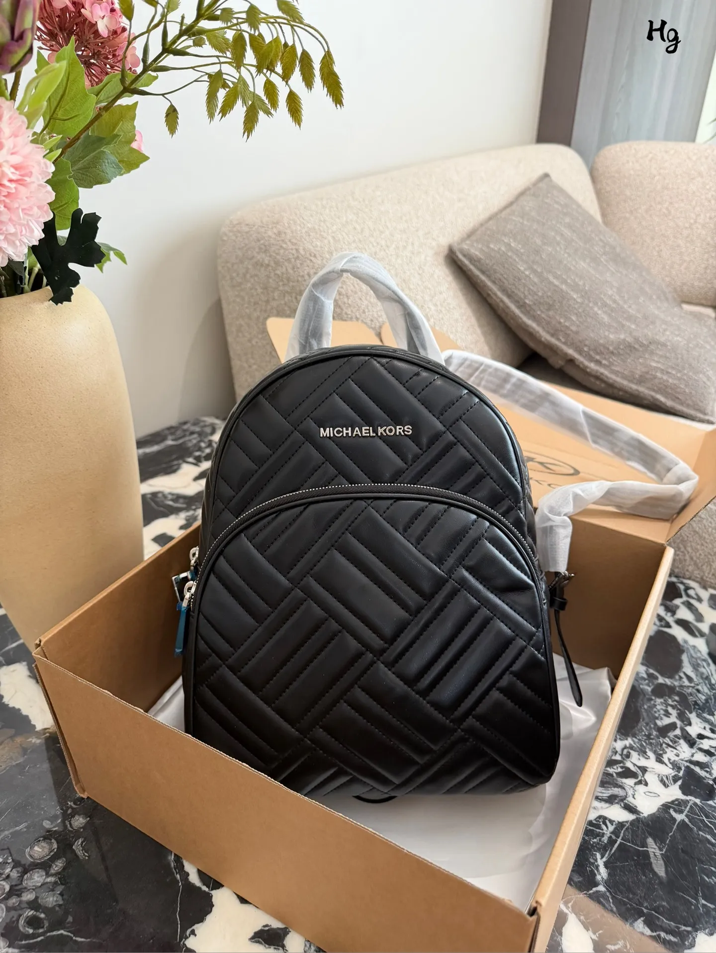 p190 mk 永不过时款，店里已经没有啦，少量囤货！😍✈️✈️这个太厉害啦🔥天啊最火的黑金色🙋爆款抓紧抢👏～#michaelkors 经典款abbey#羊皮双肩包 巨折‼️🖤✌️皮质柔软细腻，特别轻特别好用，真是自带高级感 🉑️ 尺寸：32*27*12cm🔥🔥