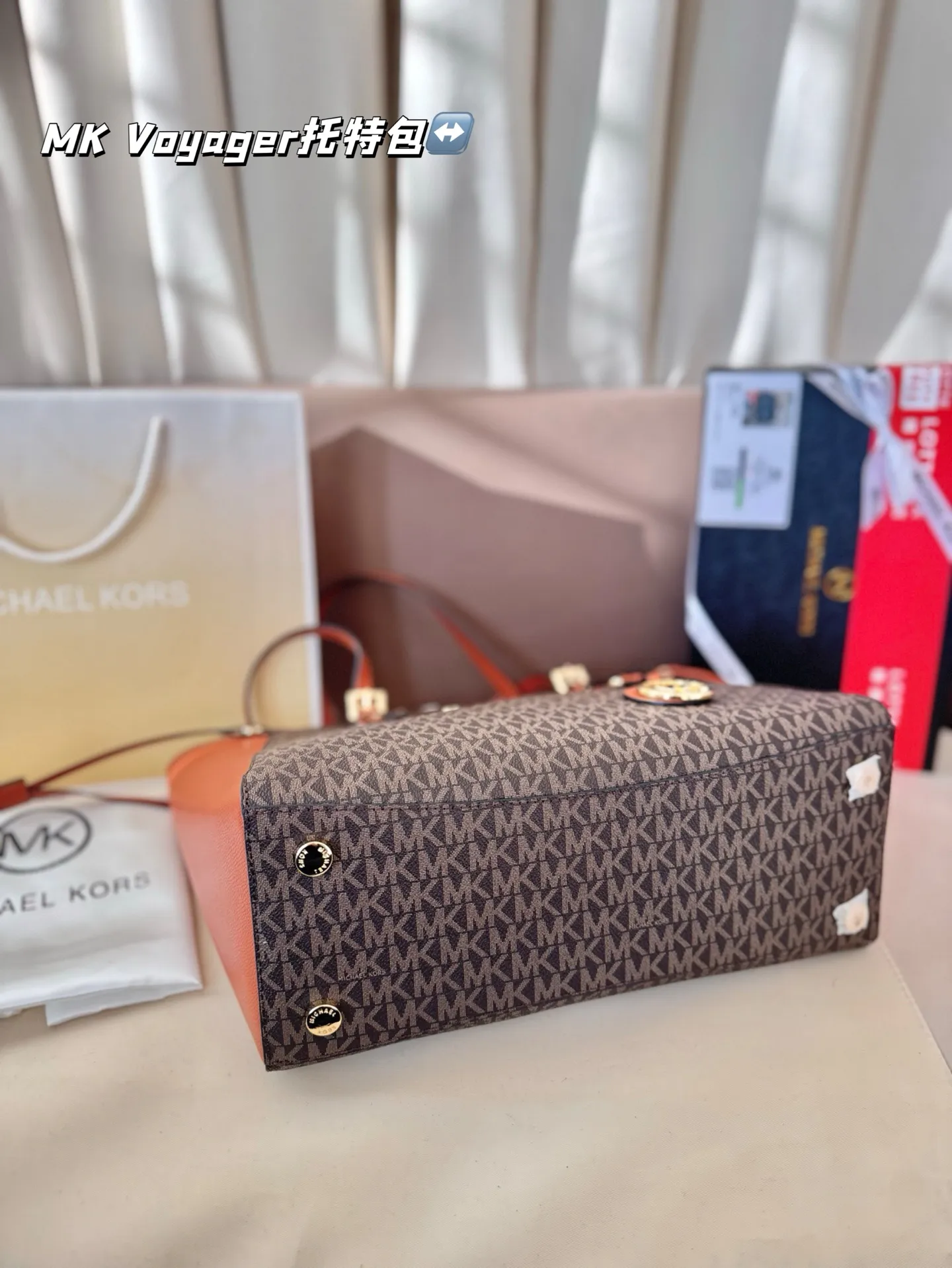 P165 配盒子 MK Voyager托特包 特别适合宝妈，或者日常通勤，巨能装。可以放下平板，平板电脑，短途旅行可以直接放几套衣服啥的，比较实用。尺寸：32*5*25
