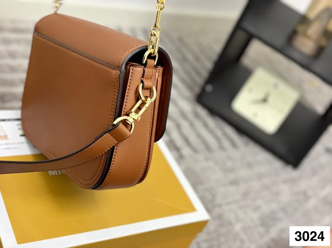 P145 配盒子 MK❤️款 早秋新款 真哒是人手必备 品牌力荐 大容量 很能装 推荐给大家 内里带logo 兼具定型包优雅和轻松慵懒休闲范 充满时尚感 有型前卫轻松出位 M家的款式越来越符合年轻人的审美 使用率越来越高👏👏👏尺寸:24.17