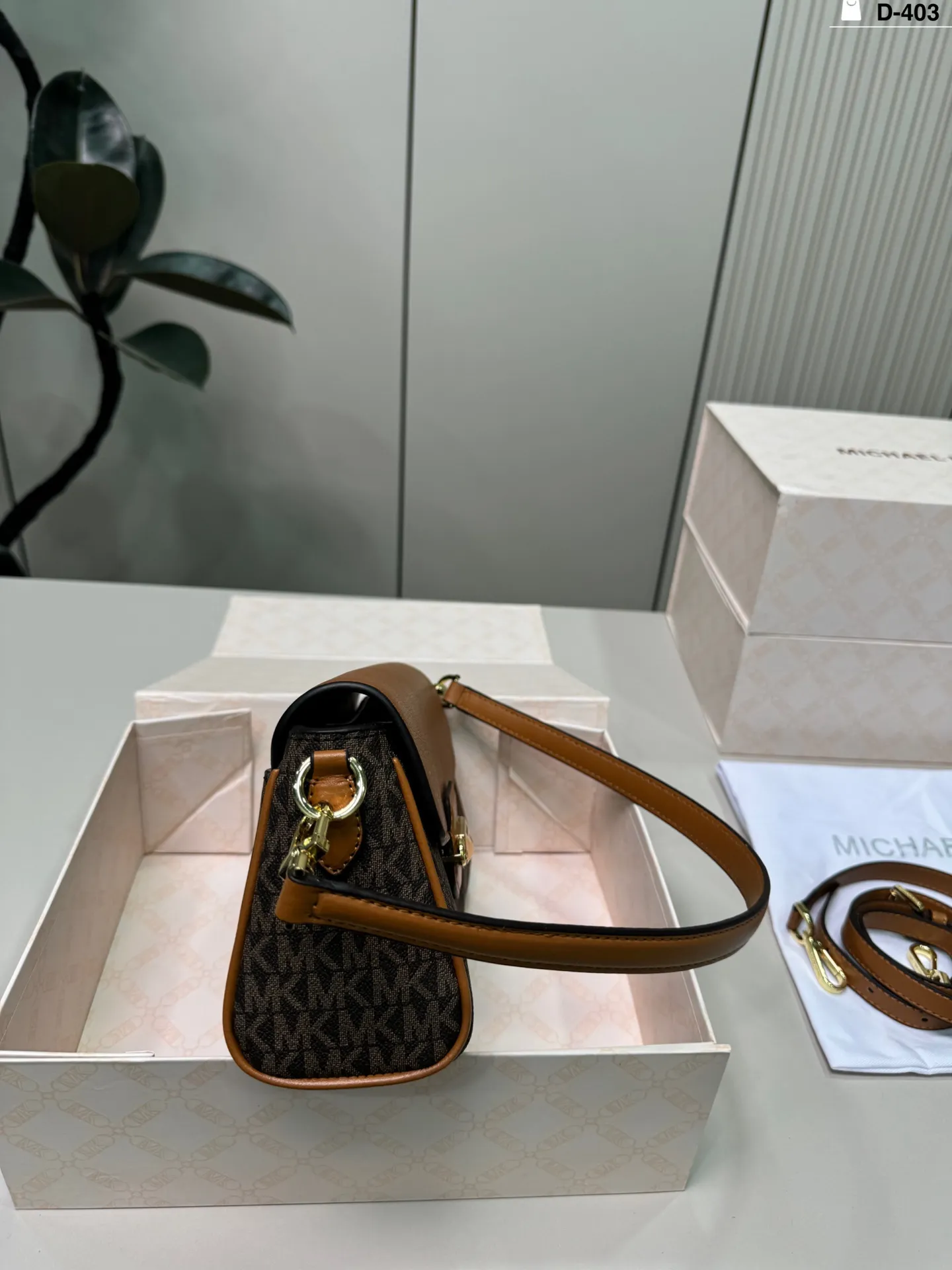 💰p135 D-403尺寸23×13折叠盒 MK 腋下包 MK新品单肩法棍包,硬挺时髦。 集潮流与实用为一体。