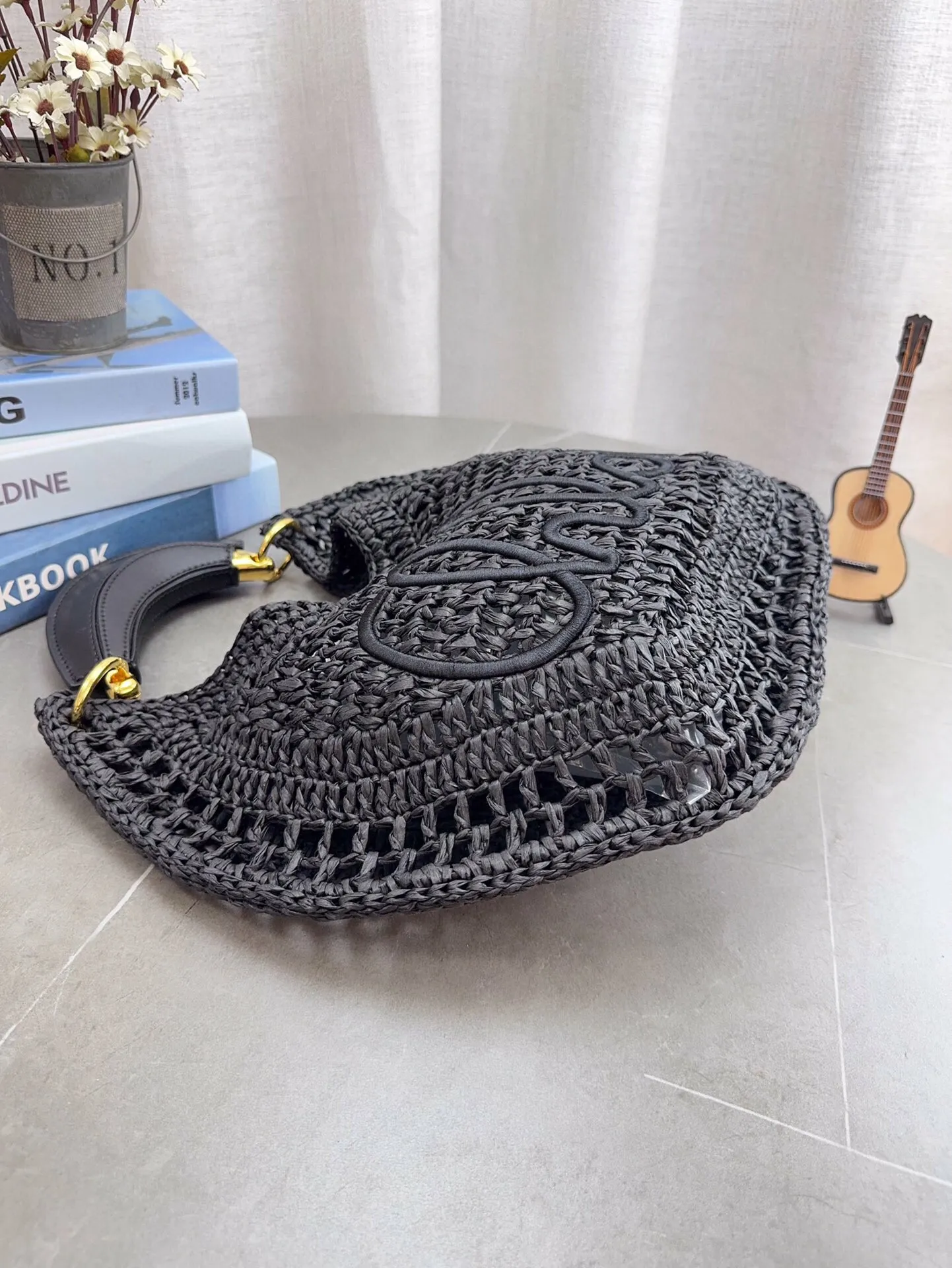 配折叠礼盒包装Chloe克洛伊拉菲草编织小购物袋 夏天背的包包真的太可爱了,背上一整个慵懒风 夏季沙滩腋下包 旅行拍照真的很nice哦 每个小仙女夏季都应有一个草编购物袋菜篮子 包包哦 尺寸36*23cm p115