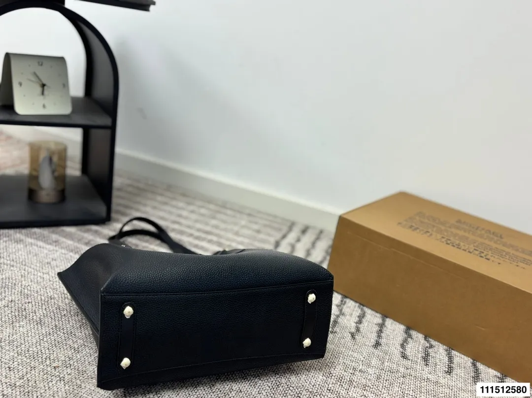 P170配盒⚠️尺寸34.25 MK 托特包 Mk应该算是轻奢品牌中质量最好的了，十分耐操，而且他家包包的设计一点也不会比大牌差，重点是还是咱家幂幂代言的哦。性价比极高，材质，设计都极好。低调的标志加上大气的外形设计，非常适合职场女性，低调又独立。