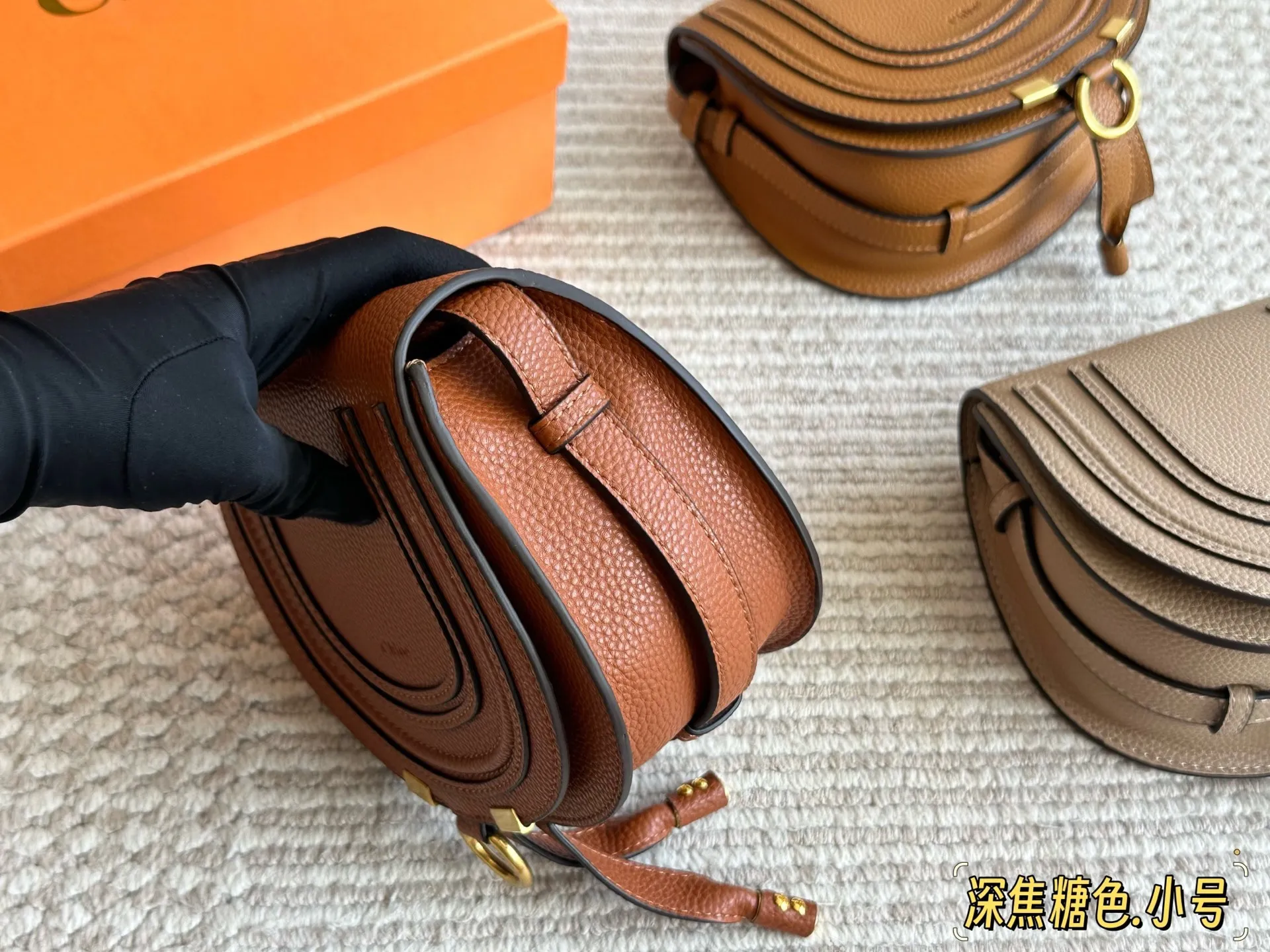 💰145 配盒 size:18*16cm Chlo&eacute; 经典IT bag Marcie 经典马鞍廓形，全粒面柔软皮革! 实用且轻便，靓丽闪亮登场!