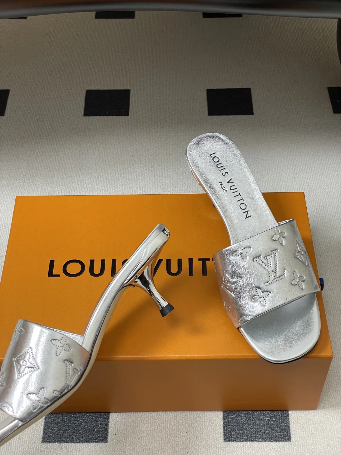 p260- 26Ss春夏新款Louis vuiteeon 路易威登LV 6AM凉拖鞋小猫跟拖鞋字母压印一字带平底拖鞋 本款6AM凉拖取材粒面牛皮革,以饰压印筑LV字母和Monogram花卉,令宽幅鞋面闪烁金属莹泽。妩媚小猫跟和柔软皮革外底完善整体。 鞋面:牛皮 内里垫脚:羊皮 鞋底:意大利真皮大底 跟高:平底/5.5cm 码数:35-39(40.41.42定做不退换)