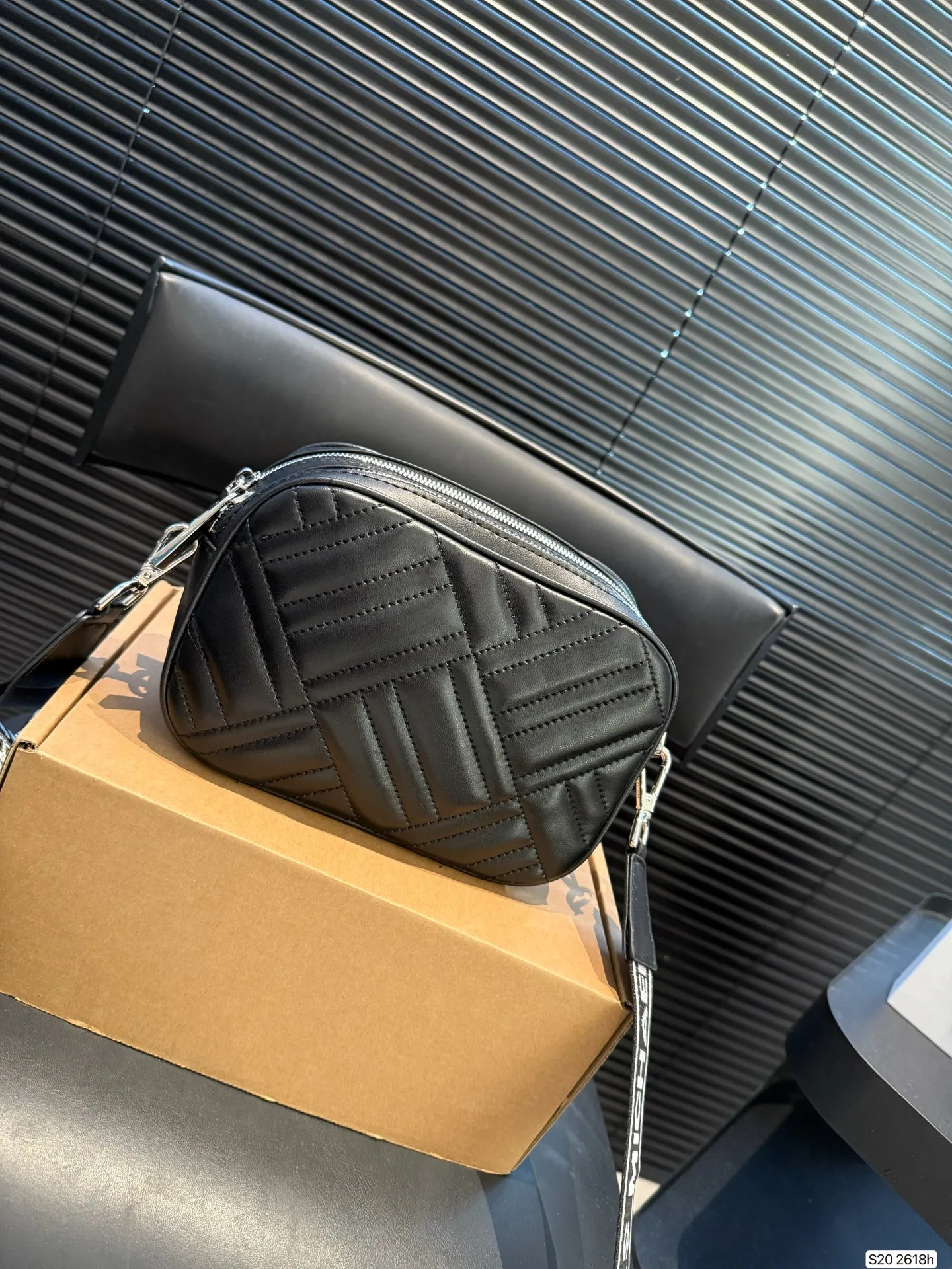 P150 配盒子 MK 双层相机包 具有独特的艺术气息 简单百搭 颜值高 日常出街首选 尺寸：21 14 货号2618 ​