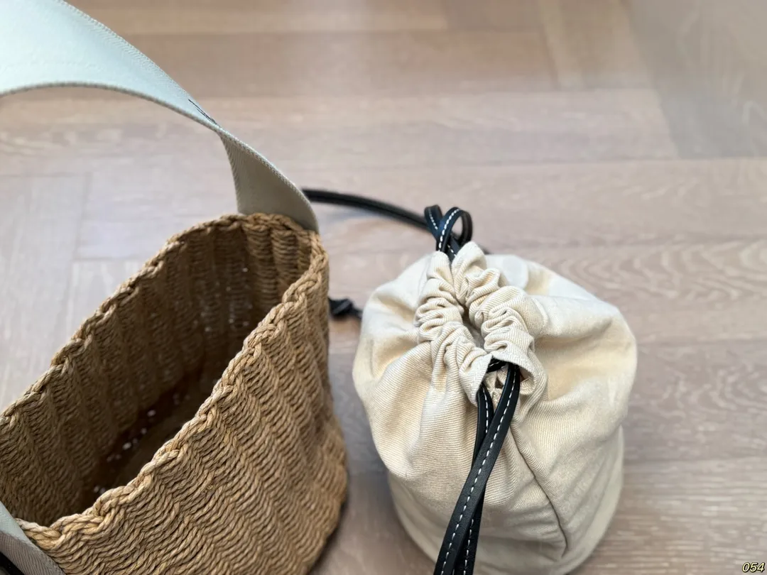 ¥100 Chloe 克洛伊 新款草编包 菜篮子 真的好清爽炒适合海边 是属于夏天的包没错啦 背起来吧 姐妹们 尺寸: 15 18