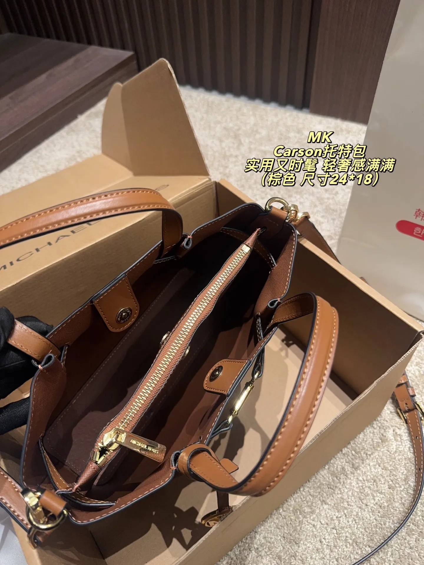 P170配飞机盒⚠️尺寸24*18 MK Carson系列马街扣托特包 经典老花PVC材质+棕色皮革饰边,简约大气又耐用。标志性马街扣+圆形MK吊牌,辦识度超高!通勤日常都OK,手提斜挎随心切换。内部空问超能装,雨伞、水杯、化妆品统搞定,实用又时髦,轻奢感满满,是MK家超火的百搭款!