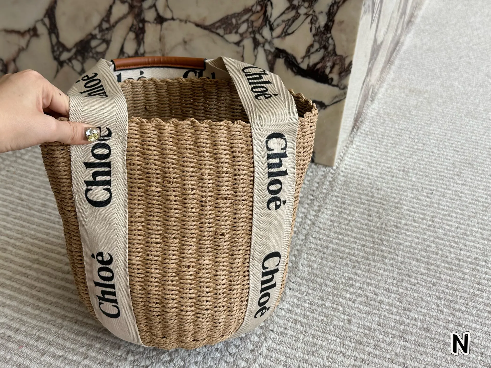 ¥110 chloe这个新款草编包菜篮子 印logo的手提袋和皮肩带还有草编的组合真的好清爽炒适合海边,是属于夏天的包没错啦而且到目前为止没有跟任何人撞过包国 容量很大,可以放两部手机,还有一些女孩子补妆的东西,实用满分了,被路人夸好看是对它最大的赞美吧 夏天的样子 背起来吧 姐妹们 尺寸 25cm