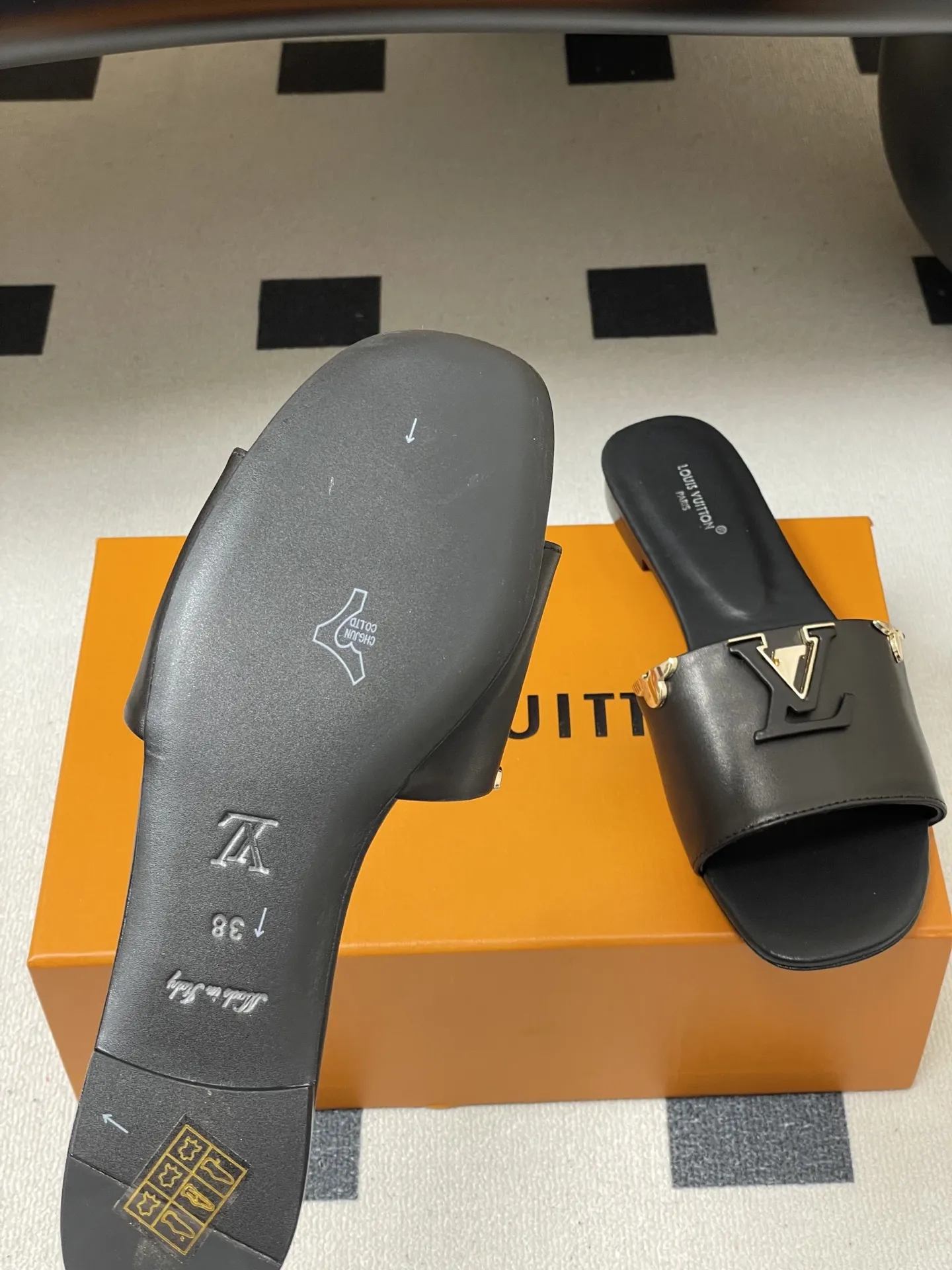 p260- 经典款Louis vuitteon路易威登 Lv Isola凉拖鞋系列经典字母logo大扣一字带粗跟拖鞋五金扣平底凉拖鞋 LV Isola穆勒凉拖,选用优质小牛皮,搭配金属LV Logo,简约又超有辨识度!木质粗跟设计,舒适又时髦,日常通勤、休闲都能轻松驾驭。开放式鞋面,夏天穿超透气,白色百搭,裙装裤装随心搭配,轻松get高级感穿搭风格! 这款拖鞋展示的是一种轻松而优雅的风格,由柔软的小牛皮制成。这款型号以其宽大的鞋面而闻名,上面点缀着部分皮革覆盖的品牌配件,加以精致而耐用的皮革大底完成了这一设计! 鞋面:定制小牛皮 内里垫脚:羊皮 跟高:平底/4.5cm 鞋底:意大利真皮大底 码数:35-39(40.41.42定做不退换)