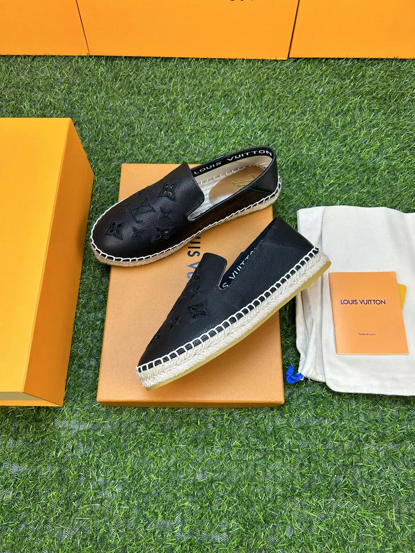 p220💰新品 LV/路易威登23ss春夏新款 、男女同款情侣渔夫鞋 、牛仔布字母渔夫鞋系列, 爆款单鞋,上脚很美。 购入正品原版build。 ⚡️正品级⚡️顶级货版本! 正品编号:050M 【材质】 1️⃣鞋面采用进口顶级牛仔布鞋面、十分舒适! 2️⃣水染羊皮内里和垫脚、闪耀夺目、脚感好到爆! 3⃣️原厂透明橡胶大底。 4️⃣颜色:白色、深蓝。 5️⃣男款:38-45码。 6️⃣女款:34-42码。