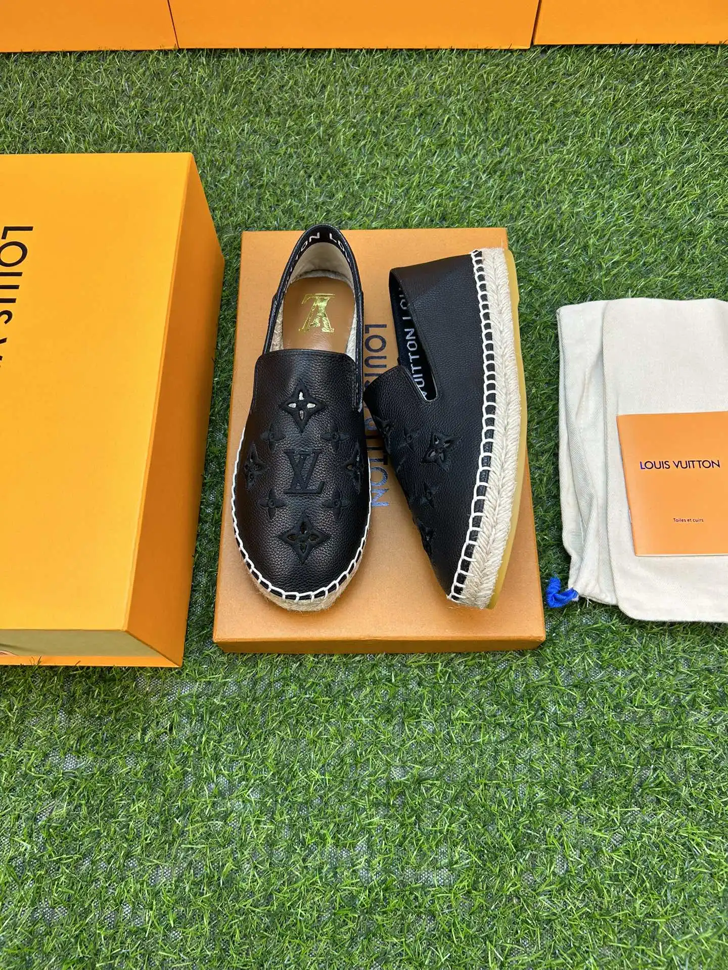 p220💰新品 LV/路易威登23ss春夏新款 、男女同款情侣渔夫鞋 、牛仔布字母渔夫鞋系列, 爆款单鞋,上脚很美。 购入正品原版build。 ⚡️正品级⚡️顶级货版本! 正品编号:050M 【材质】 1️⃣鞋面采用进口顶级牛仔布鞋面、十分舒适! 2️⃣水染羊皮内里和垫脚、闪耀夺目、脚感好到爆! 3⃣️原厂透明橡胶大底。 4️⃣颜色:白色、深蓝。 5️⃣男款:38-45码。 6️⃣女款:34-42码。