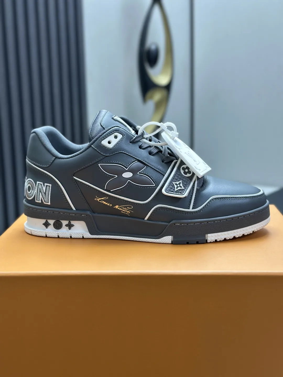 工厂直销&yen;300💰顶级版本 LV-路易威登-经典走秀新款 空胶工艺&middot;原版1：1开发复刻！！上脚非常舒适 奢侈用料，做工精细，中底印有欧洲制造英文字母 鞋面由意大利进口小牛皮拼接，侧边饰有品牌LOGO标志及签名，最新乳胶垫脚➕网布内里，脚感超舒适。原厂特供原版双色TPU组合大底。套包工艺 固特异缝合锁边 面料:独家定制头层牛皮 配件:独家私模Vuitton 标识， 内里:定制丝滑网里-头层丝绸牛皮内里 大底:TPU组合大底耐磨防滑防黄 垫脚:新款乳胶垫-网纱吸汗 专柜工艺:全电脑针车拉线 鞋头 后套 冷热定型 全套拉帮套楦中低logo花纹 专柜包装 -鞋带 证书 卡片 说明书 合格证 防尘袋 全网最齐包装 女款35-40男款38-46（38/46订做不退换！