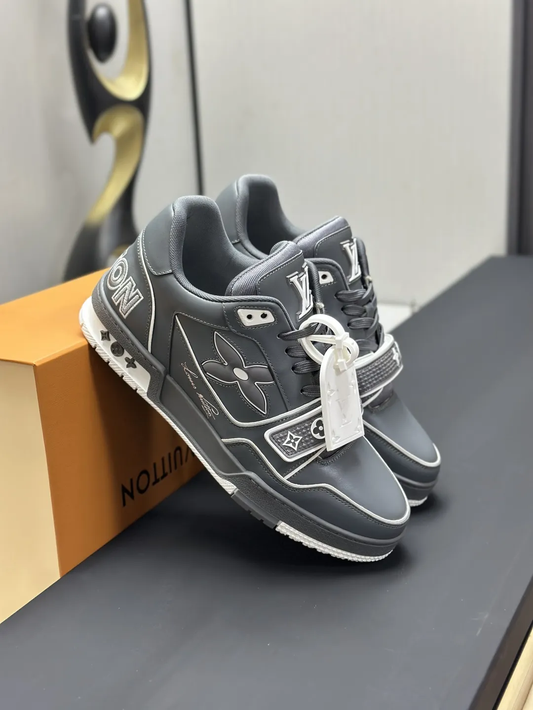 工厂直销¥300💰顶级版本 LV-路易威登-经典走秀新款 空胶工艺·原版1:1开发复刻!!上脚非常舒适 奢侈用料,做工精细,中底印有欧洲制造英文字母 鞋面由意大利进口小牛皮拼接,侧边饰有品牌LOGO标志及签名,最新乳胶垫脚➕网布内里,脚感超舒适。原厂特供原版双色TPU组合大底。套包工艺 固特异缝合锁边 面料:独家定制头层牛皮 配件:独家私模Vuitton 标识, 内里:定制丝滑网里-头层丝绸牛皮内里 大底:TPU组合大底耐磨防滑防黄 垫脚:新款乳胶垫-网纱吸汗 专柜工艺:全电脑针车拉线 鞋头 后套 冷热定型 全套拉帮套楦中低logo花纹 专柜包装 -鞋带 证书 卡片 说明书 合格证 防尘袋 全网最齐包装 女款35-40男款38-46(38/46订做不退换!