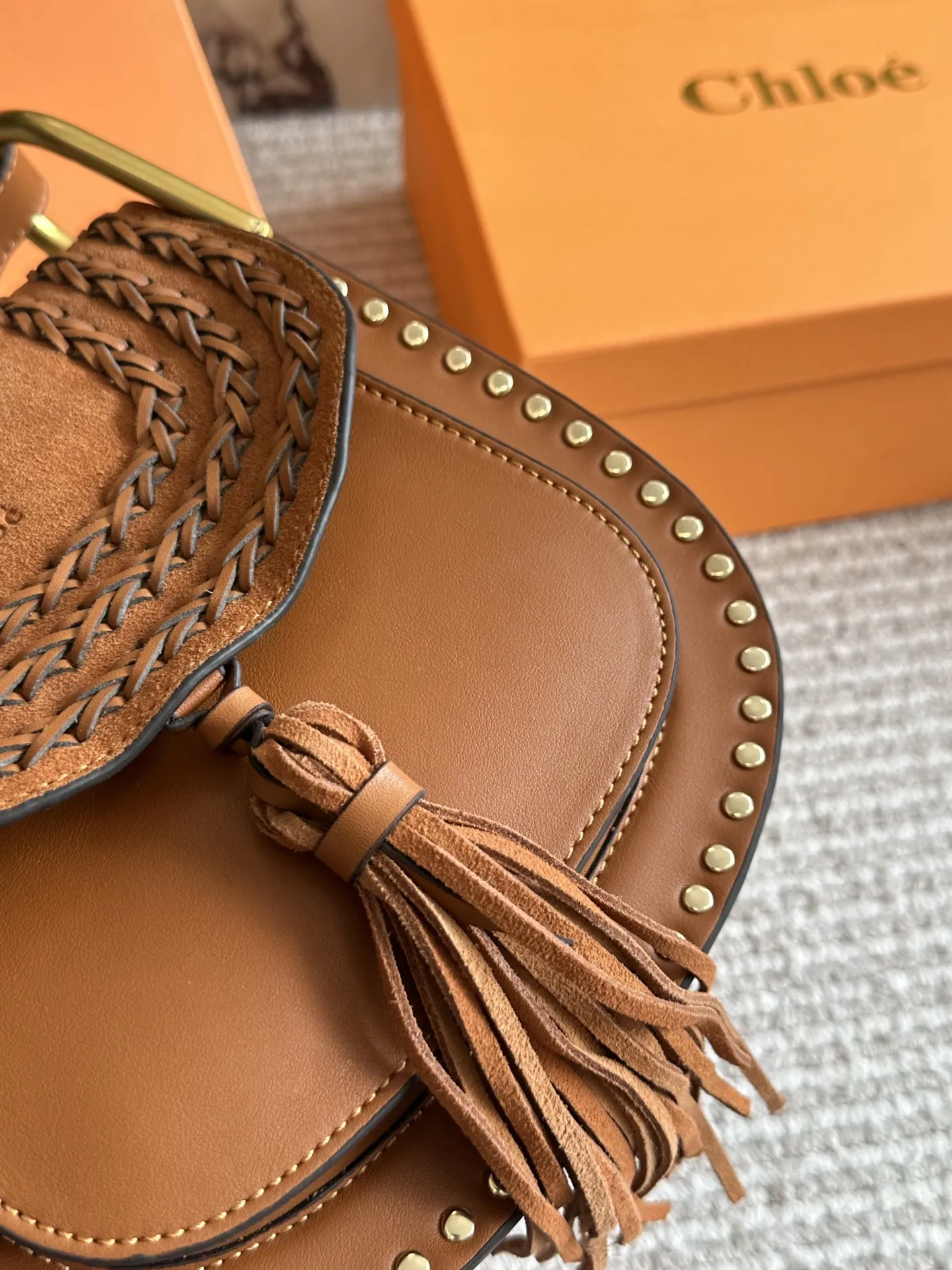 💰180 配盒 size：23*22cm Chloe的马鞍包 翻毛皮/流苏/铆钉/马蹄扣 融入时髦的元素！ 复古🈶️高级！