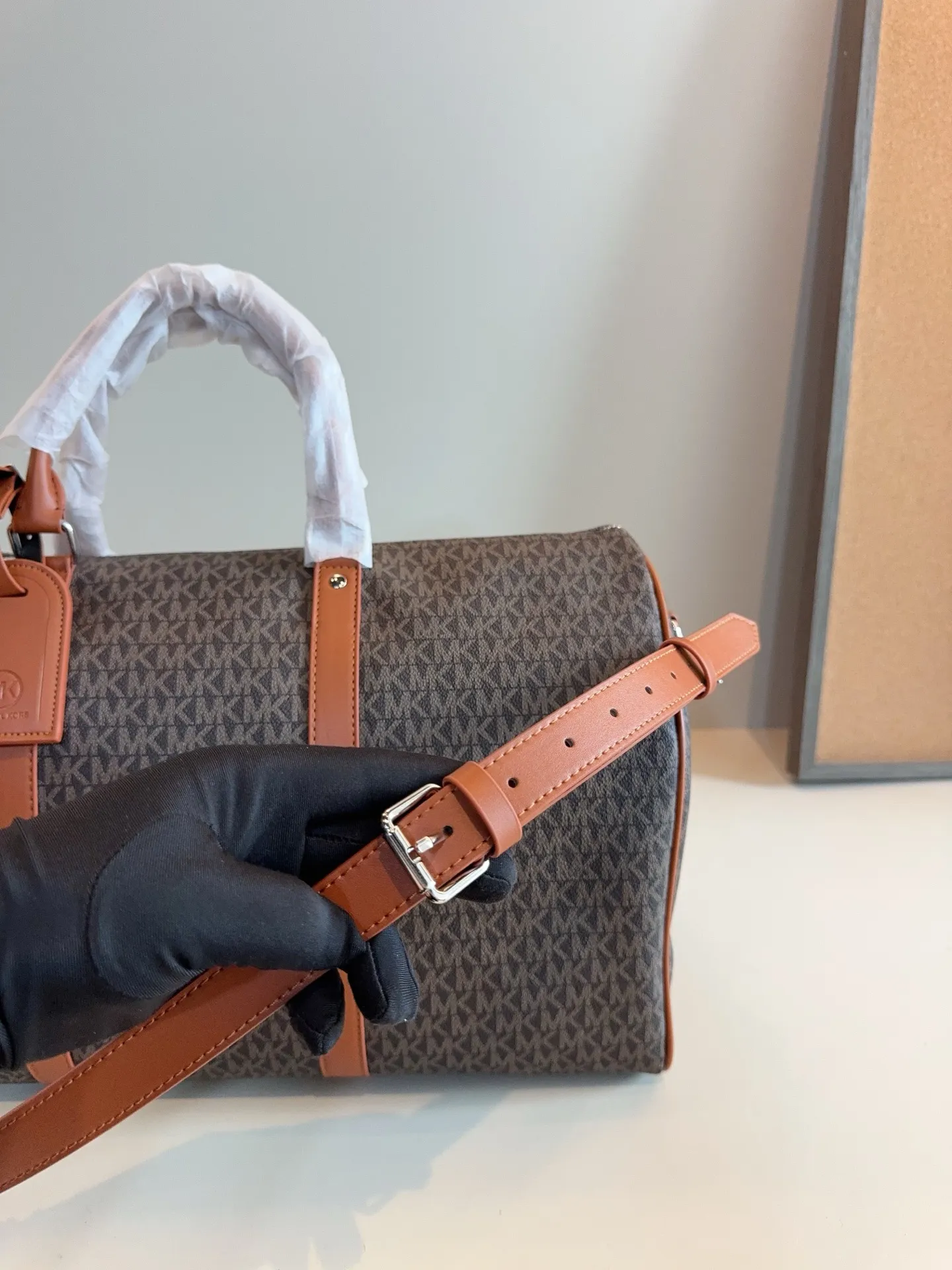 p150 MK 新款旅行袋 大容量 度假旅行必备 时尚达人必备单品之一 实物绝对惊艳到你尺寸：50*22*29cm