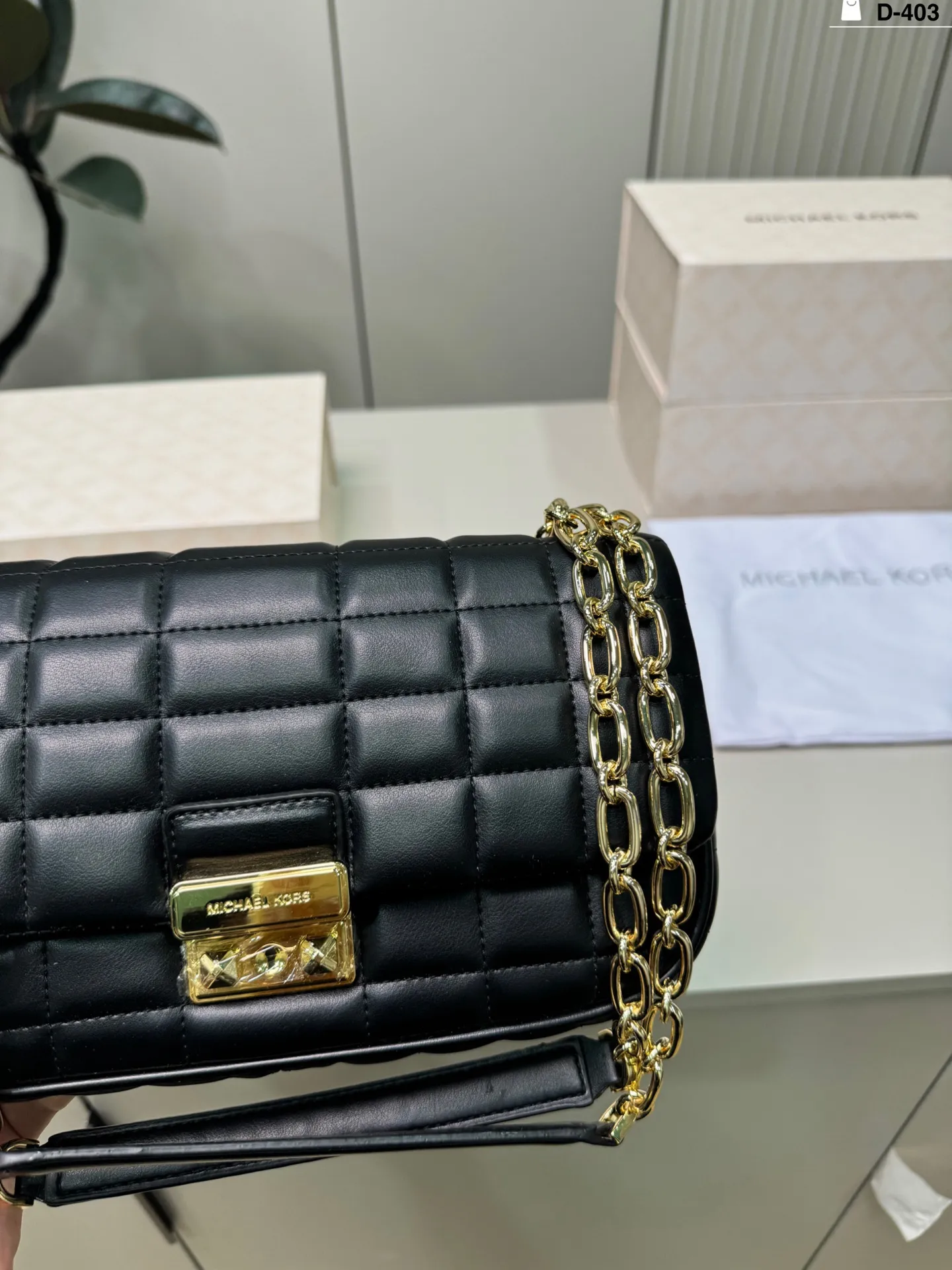 💰p135 D-403尺寸25&times;15折叠盒 MK Tribeca链条包 透出饱满细腻的质感在秋冬搭配率很高 搭大衣或连衣裙都质感又有品味~