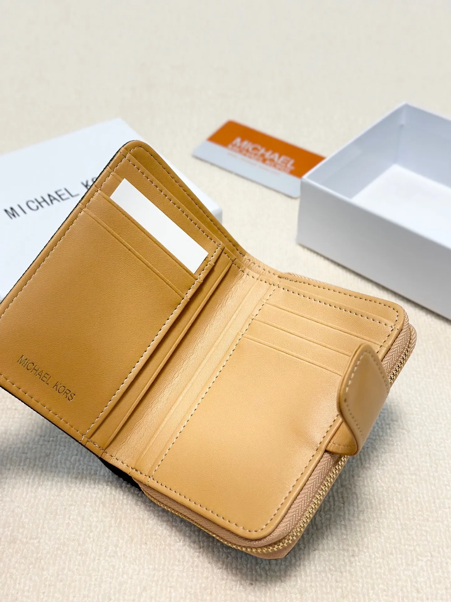 p85🎀🎀颜色 咖🎀尺寸 15x10🎀MK✨优质牛皮🐂中长款手感一流👏时尚设计💋潮版百搭,简约大方,💍卡包钱包两用。