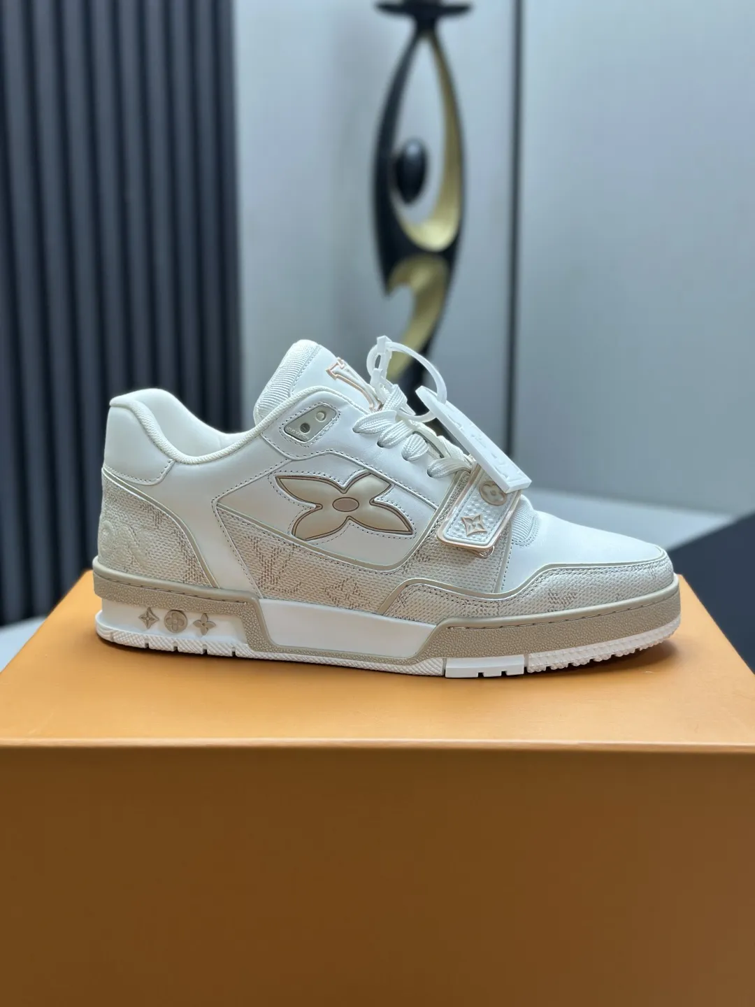 工厂直销&yen;300💰顶级版本 LV-路易威登-经典走秀新款 空胶工艺&middot;原版1：1开发复刻！！上脚非常舒适 奢侈用料，做工精细，中底印有欧洲制造英文字母 鞋面由意大利进口小牛皮拼接，侧边饰有品牌LOGO标志及签名，最新乳胶垫脚➕网布内里，脚感超舒适。原厂特供原版双色TPU组合大底。套包工艺 固特异缝合锁边 面料:独家定制头层牛皮 配件:独家私模Vuitton 标识， 内里:定制丝滑网里-头层丝绸牛皮内里 大底:TPU组合大底耐磨防滑防黄 垫脚:新款乳胶垫-网纱吸汗 专柜工艺:全电脑针车拉线 鞋头 后套 冷热定型 全套拉帮套楦中低logo花纹 专柜包装 -鞋带 证书 卡片 说明书 合格证 防尘袋 全网最齐包装 女款35-40男款38-46（38/46订做不退换！