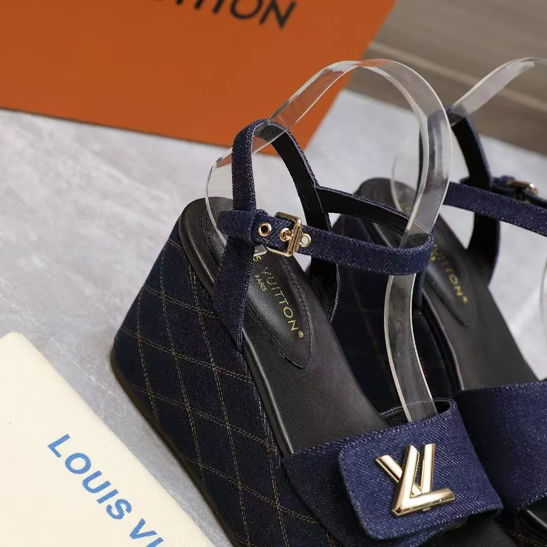 🔥🔥🔥顶级版本260💰💰 💯💯💯Lv最新恨天高 坡跟水台凉鞋 ⚡️2025夏季最新款Louis Vuitton/路易威登女款LV字母高跟凉鞋,此款V家凉鞋背面的Shake开放式臀部设计由进口小牛皮制成,大胆设计的色彩呈现,完美提升其现代线条,以其标志性的V行宽跟和带有品牌字母的精致细节而著称,灵感来自Twist包的标志性开舍,永恒的路易威登签名优雅 2025夏季女神们的夏季必备款, 原版复刻,脚感超舒适。尽显女王气质 鞋面:进口小牛软皮+LV字母装饰, 内里:进口羊皮 垫脚:进口羊皮垫脚, 大底:原版开模TPR大底 跟高:9CM 标准码:35-42(41 42码订做 不退不换) 配原版抽屉盒