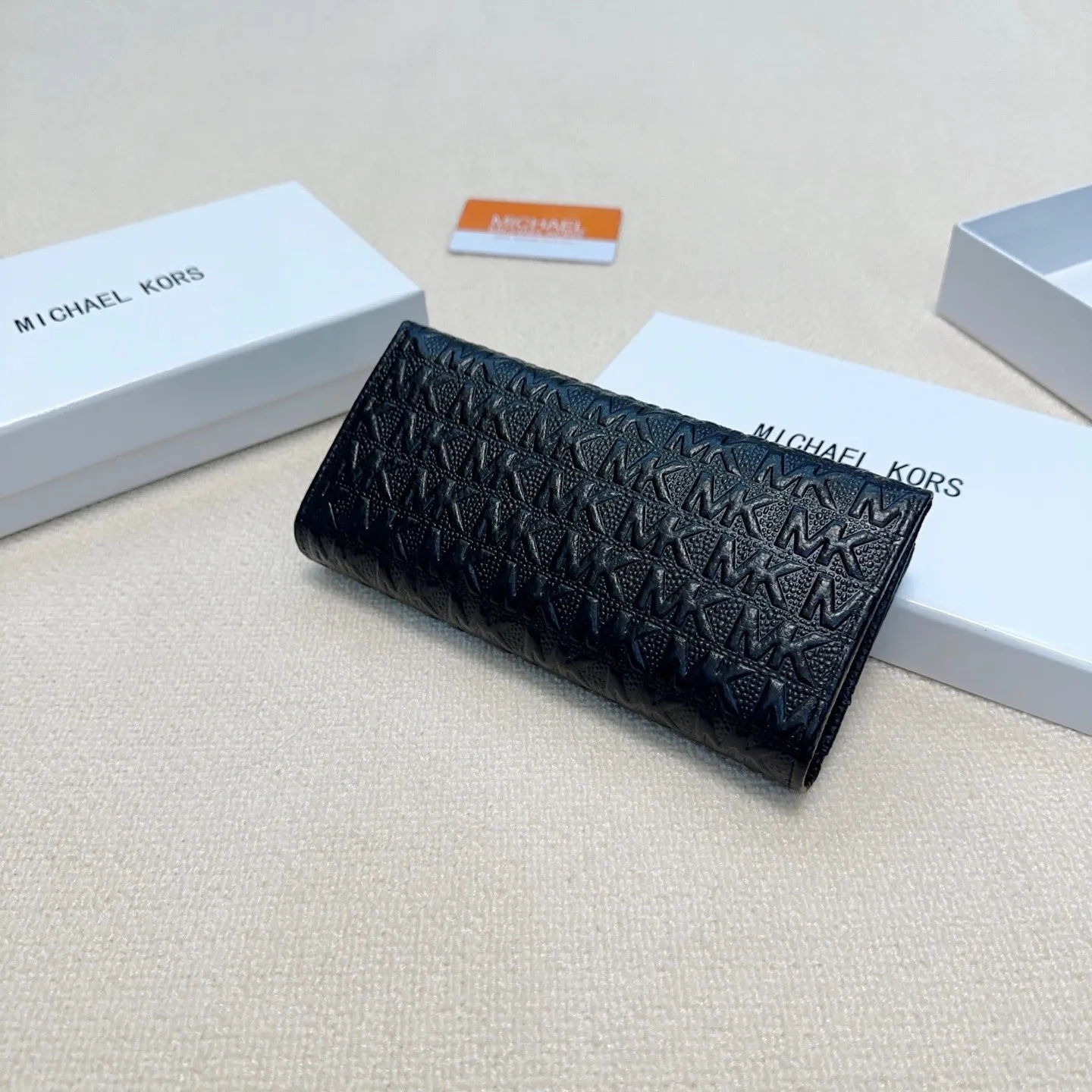 P95🎀🎀颜色 黑 粉 红🎀尺寸 19x10🎀MK✨优质牛皮🐂手感一流👏时尚设计💋潮版百搭，简约大方，经典永不过时💍长款钱包