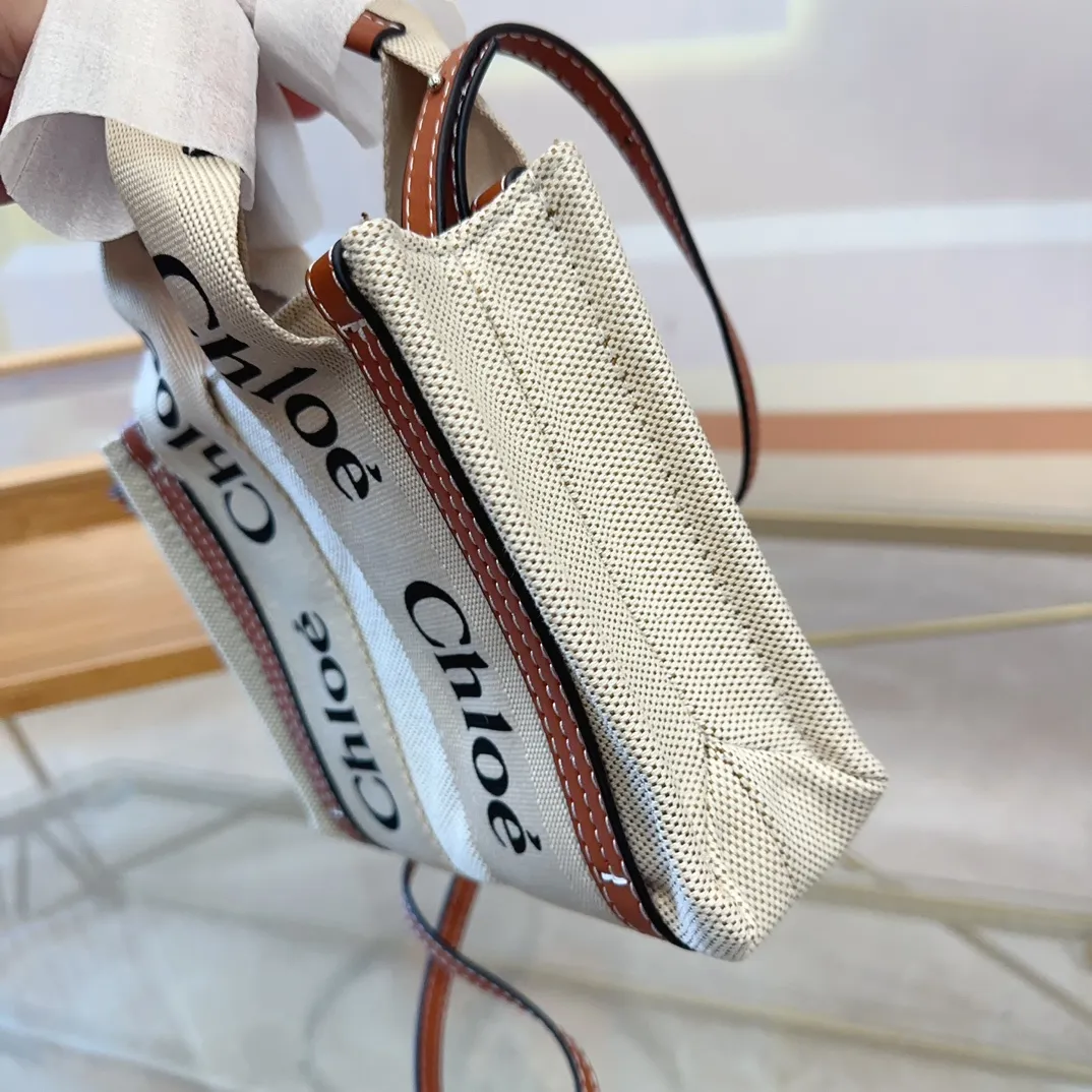 P100 Chloe 克洛伊woody 迷你 mini 美拉德配色 #草编包 mini 以更为精巧的外型轮廓抢占目光可爱的设计沿袭以往手袋的经典样貌与细节 mini唯一改变的就是更娇小玲珑 但最棒的是容量方面 一样无须妥协 手机车钥匙气垫等小物品都可放手提斜挎都OK 尺寸20.15cmch