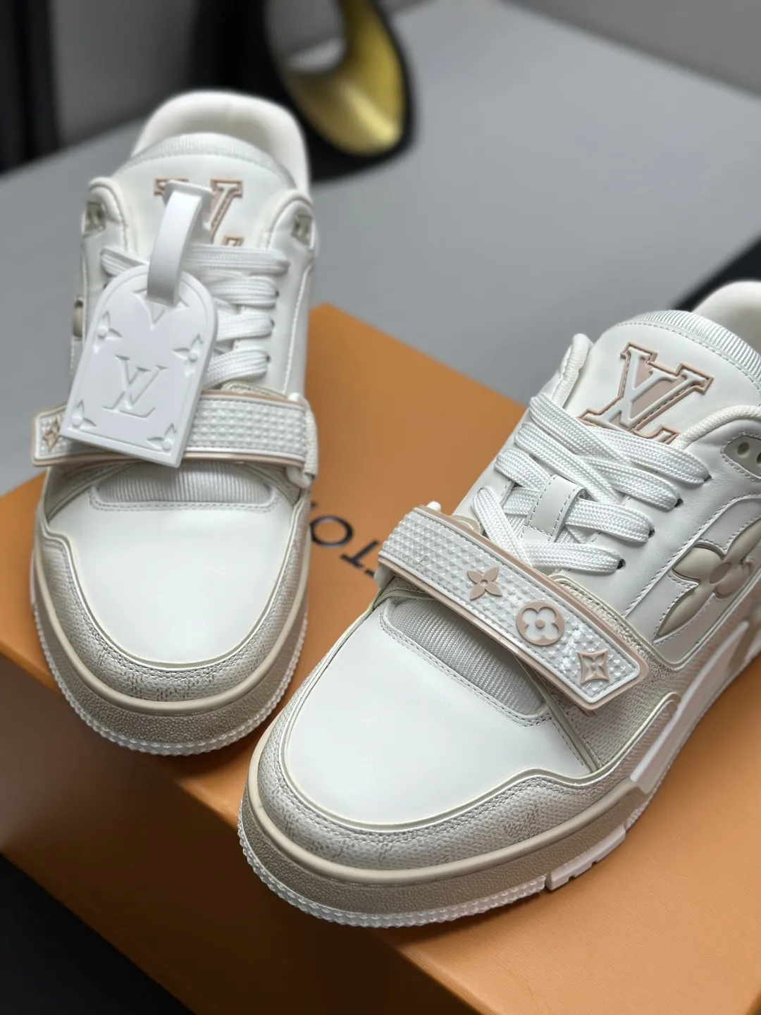 工厂直销¥300💰顶级版本 LV-路易威登-经典走秀新款 空胶工艺·原版1:1开发复刻!!上脚非常舒适 奢侈用料,做工精细,中底印有欧洲制造英文字母 鞋面由意大利进口小牛皮拼接,侧边饰有品牌LOGO标志及签名,最新乳胶垫脚➕网布内里,脚感超舒适。原厂特供原版双色TPU组合大底。套包工艺 固特异缝合锁边 面料:独家定制头层牛皮 配件:独家私模Vuitton 标识, 内里:定制丝滑网里-头层丝绸牛皮内里 大底:TPU组合大底耐磨防滑防黄 垫脚:新款乳胶垫-网纱吸汗 专柜工艺:全电脑针车拉线 鞋头 后套 冷热定型 全套拉帮套楦中低logo花纹 专柜包装 -鞋带 证书 卡片 说明书 合格证 防尘袋 全网最齐包装 女款35-40男款38-46(38/46订做不退换!