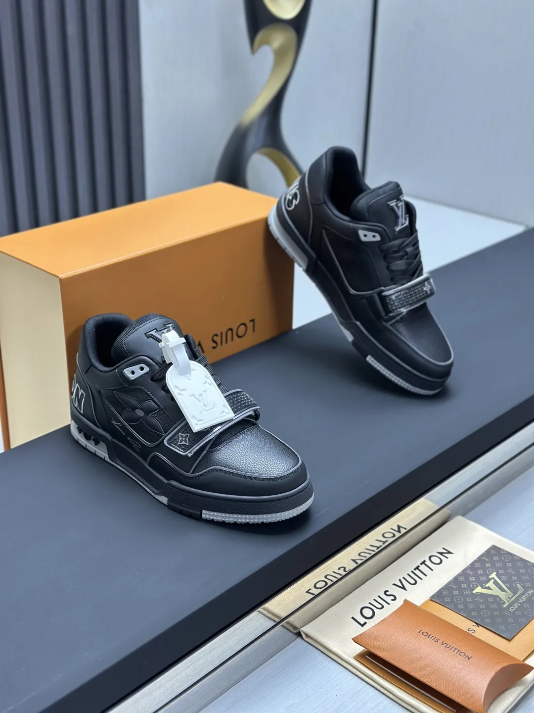 工厂直销&yen;300💰顶级版本 LV-路易威登-经典走秀新款 空胶工艺&middot;原版1：1开发复刻！！上脚非常舒适 奢侈用料，做工精细，中底印有欧洲制造英文字母 鞋面由意大利进口小牛皮拼接，侧边饰有品牌LOGO标志及签名，最新乳胶垫脚➕网布内里，脚感超舒适。原厂特供原版双色TPU组合大底。套包工艺 固特异缝合锁边 面料:独家定制头层牛皮 配件:独家私模Vuitton 标识， 内里:定制丝滑网里-头层丝绸牛皮内里 大底:TPU组合大底耐磨防滑防黄 垫脚:新款乳胶垫-网纱吸汗 专柜工艺:全电脑针车拉线 鞋头 后套 冷热定型 全套拉帮套楦中低logo花纹 专柜包装 -鞋带 证书 卡片 说明书 合格证 防尘袋 全网最齐包装 女款35-40男款38-46（38/46订做不退换！