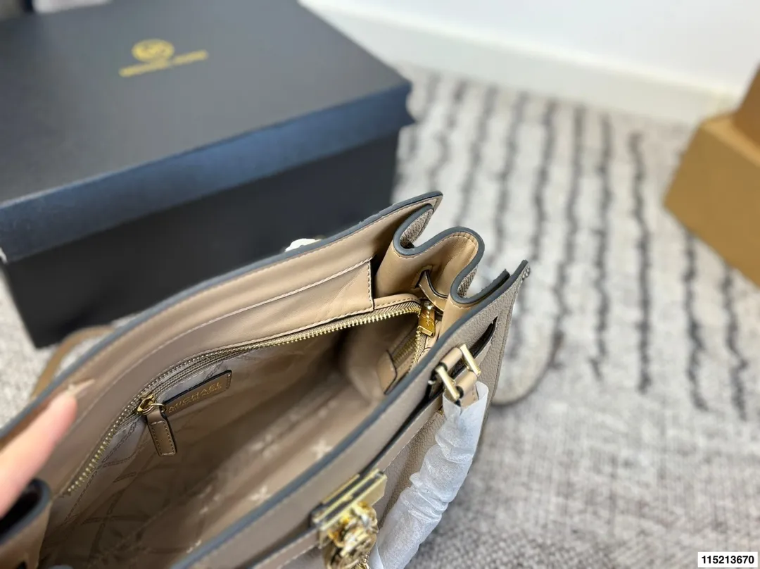 p180 配盒子 mk托特 时尚炸街 商务稳重 通通拿捏。一年四季都能打Mercer系列一直注重通勤实用！尺寸34.25