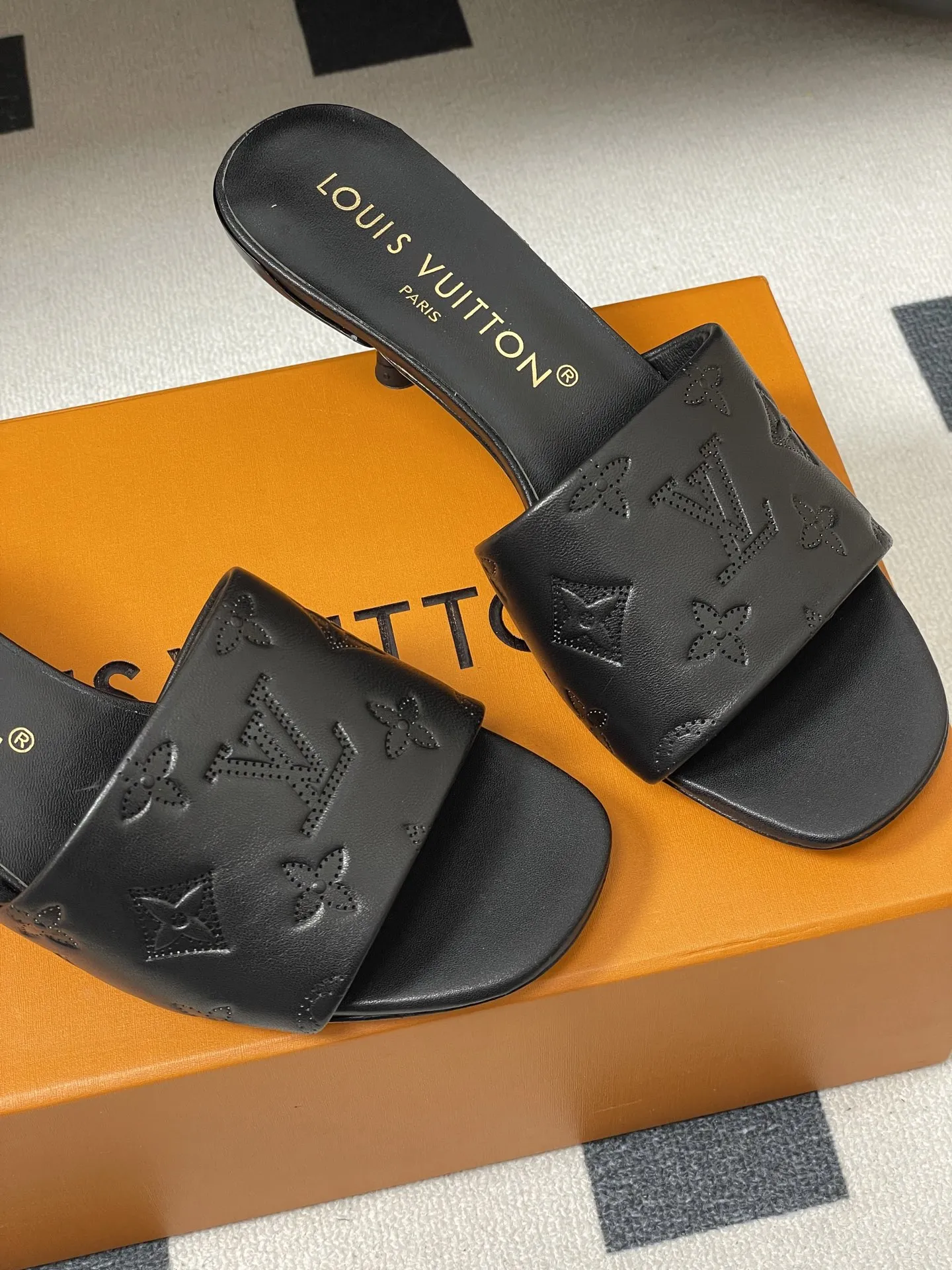 p260- 26Ss春夏新款Louis vuiteeon 路易威登LV 6AM凉拖鞋小猫跟拖鞋字母压印一字带平底拖鞋 本款6AM凉拖取材粒面牛皮革，以饰压印筑LV字母和Monogram花卉，令宽幅鞋面闪烁金属莹泽。妩媚小猫跟和柔软皮革外底完善整体。 鞋面：牛皮 内里垫脚：羊皮 鞋底：意大利真皮大底 跟高：平底/5.5cm 码数：35-39（40.41.42定做不退换）