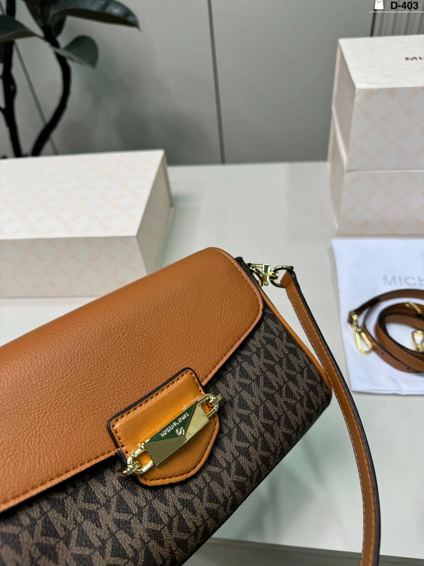 💰p135 D-403尺寸23&times;13折叠盒 MK 腋下包 MK新品单肩法棍包，硬挺时髦。 集潮流与实用为一体。