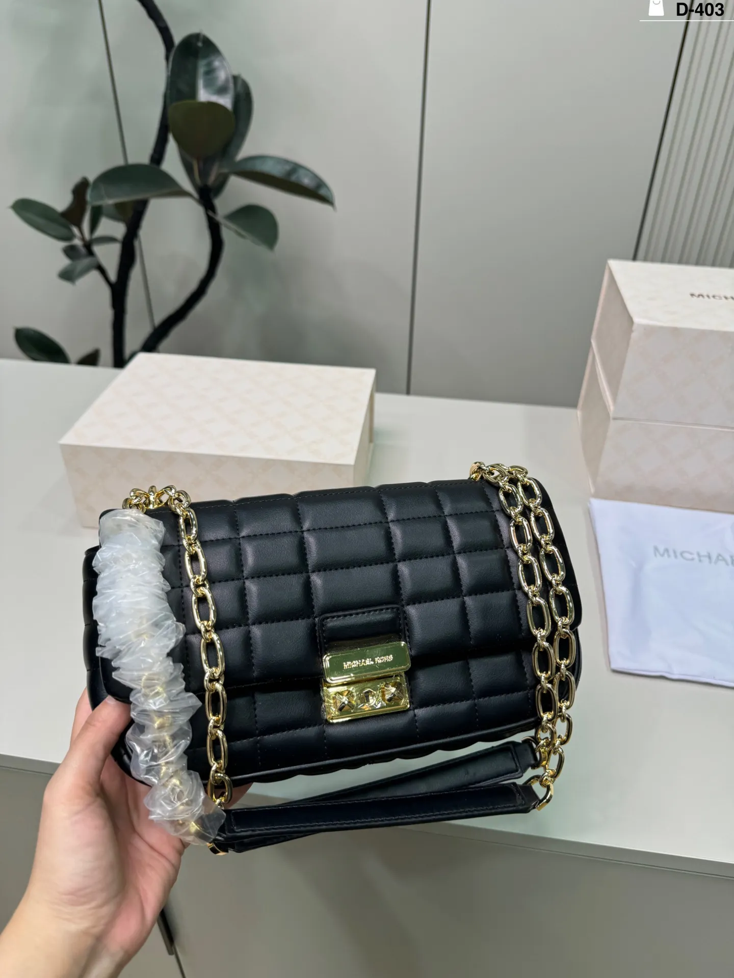 💰p135 D-403尺寸25&times;15折叠盒 MK Tribeca链条包 透出饱满细腻的质感在秋冬搭配率很高 搭大衣或连衣裙都质感又有品味~