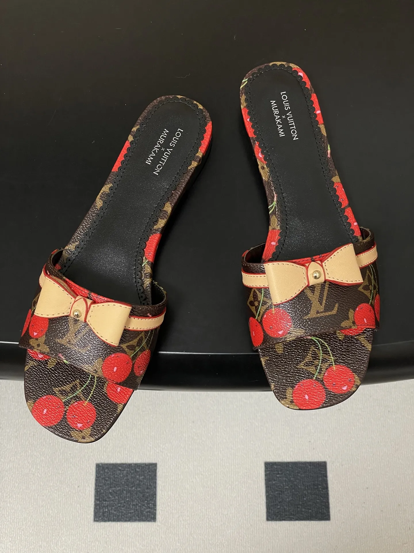 p260- 25Ss春夏新款Louis vuiteeon 路易威登 &times; 村上隆第三章🍒樱桃系列 LV X TM 9AM凉拖鞋老花樱桃🍒小猫跟拖鞋 小红书爆款小猫跟经典老花蝴蝶结拖鞋 路易威登&times;村上隆白彩联名全幅Monogram图案浸染彩虹色调，娓娓道出日本艺术家村上隆的标志性笔触。便鞋构型融入优雅小猫跟，饰钉牛皮革带再添摩登风范。 鞋面：3D打印牛皮 内里垫脚：羊皮 鞋底：意大利真皮大底 码数：35-39（40.41.42定做不退换）