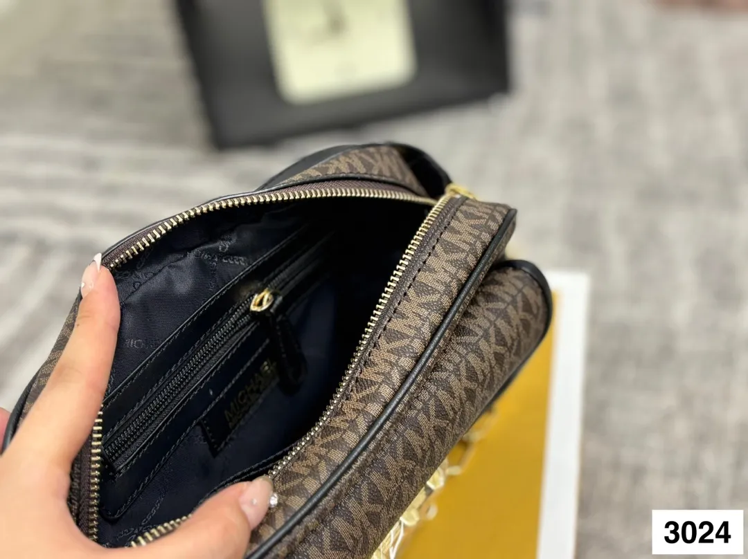 P145 配盒子 MK 新款相机包 专柜最新同歩 最新款 新鲜出炉啦‼️简直是美到人心啦 原版五金logo 首选进口皮料 质感超赞😍😍所谓人人必备一款 这个款式必须自留 真的是让人眼前一亮 喜欢的美妞抓紧啦 实物简直太美尺寸：24 16