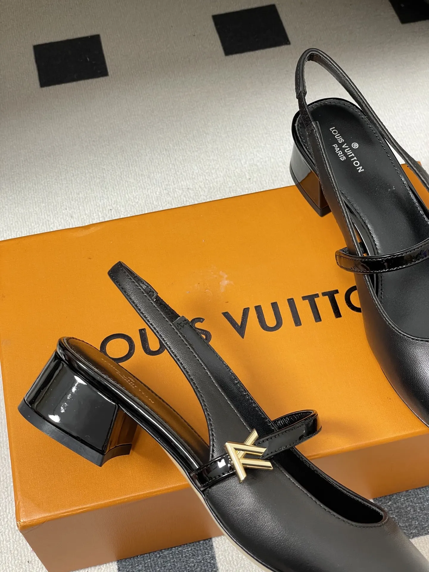 p290- 26ss春夏新款Louis Vuitton LV ROMY高跟鞋系列最 小矮跟后空凉鞋 经典五金金属V扣玛丽珍鞋后空粗跟凉鞋字母标单鞋 本款Romy 高跟鞋取材真皮革,呈现柔软质感和利落外观。圆润鞋头流露柔美气息,弹力后带方便穿脱。漆面皮革包覆平稳方跟和纤细鞋带,后者点缀LV Twist装饰。 可爱的圆头造型搭配LV标志-精致又好看,粗跟脚感特别的好穿舒适。经典百搭单品! 原版开模V型金属跟! 鞋面:小牛皮 内里垫脚:羊皮 鞋底:意大利A级真皮大底 跟高:3.5cm 码数:35-39(40.41定做不退换)