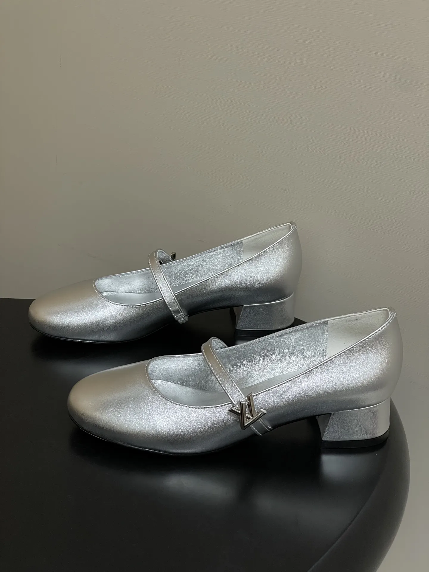 p290- 26ss春夏新款Louis Vuitton LV ROMY高跟鞋系列最 小矮跟后空凉鞋 经典五金金属V扣玛丽珍鞋后空粗跟凉鞋字母标单鞋 本款Romy 高跟鞋取材真皮革，呈现柔软质感和利落外观。圆润鞋头流露柔美气息，弹力后带方便穿脱。皮革包覆平稳方跟和纤细鞋带，后者点缀LV Twist装饰。 可爱的圆头造型搭配LV标志-精致又好看，粗跟脚感特别的好穿舒适。经典百搭单品！ 原版开模V型金属跟！ 鞋面：小牛皮 内里垫脚：羊皮 鞋底：意大利A级真皮大底 跟高：3.5cm 码数：35-39（40.41定做不退换）