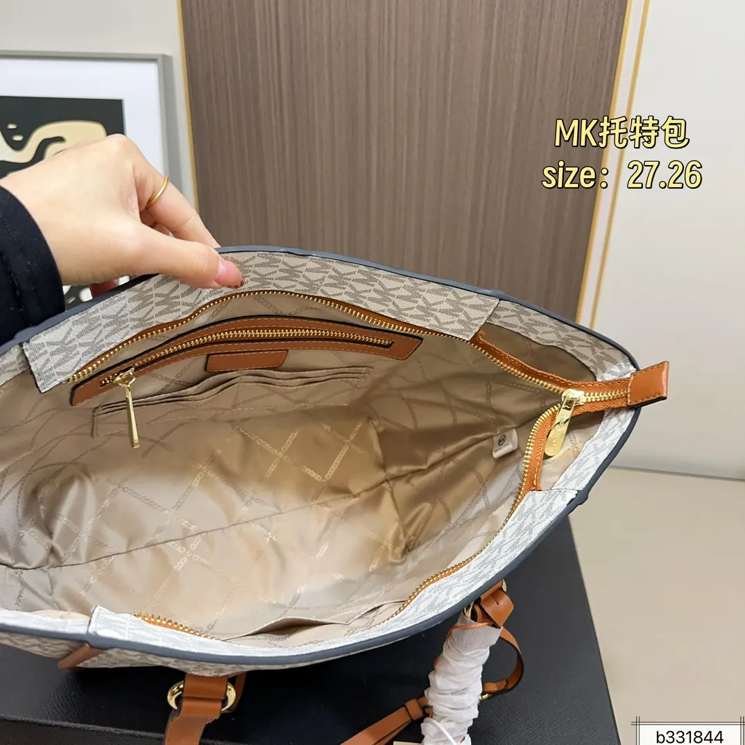 💰160 配盒⚠️尺寸27.26 MK tote托特包 很好打理还耐磨！ 经典大方，显得整个人气质upup🔝 通勤or逛街 背它准没错 怎么搭 都好看，人称神仙包💃